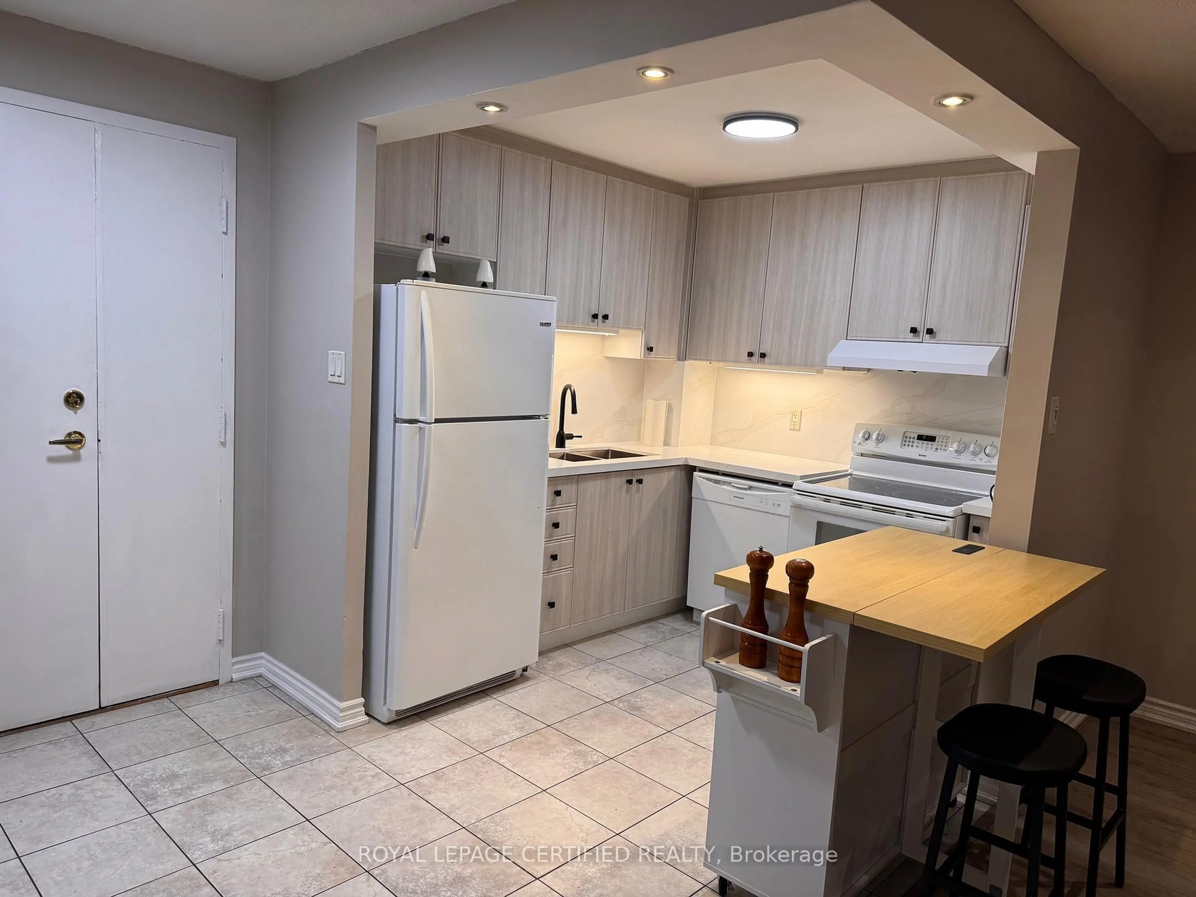 Standard kitchen, ceramic/tile floor for 6720 Glen Erin Dr #G5, Mississauga Ontario L5N 3K8