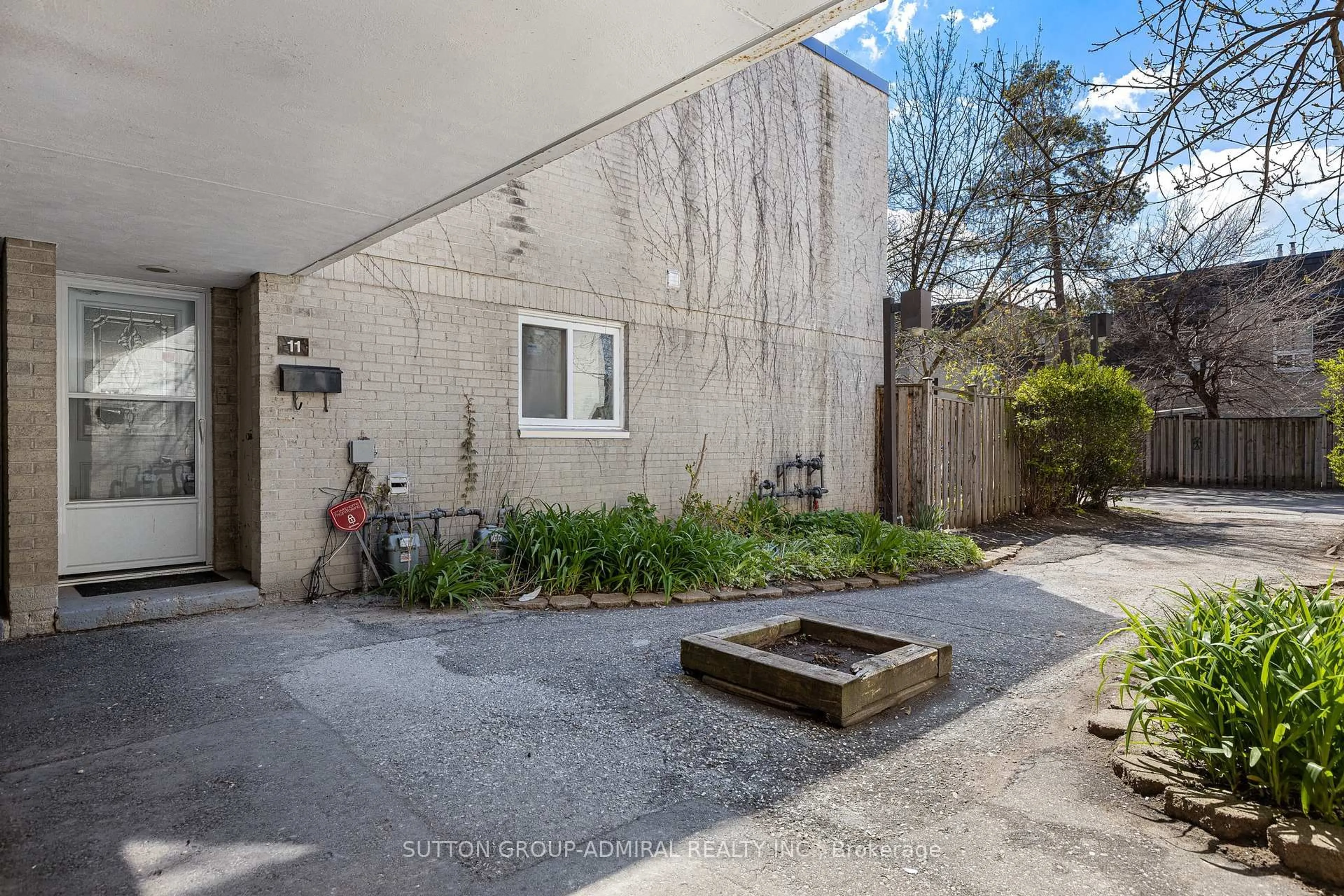 A pic from outside/outdoor area/front of a property/back of a property/a pic from drone, street for 21 Four Winds Dr #11, Toronto Ontario M3J 1K7