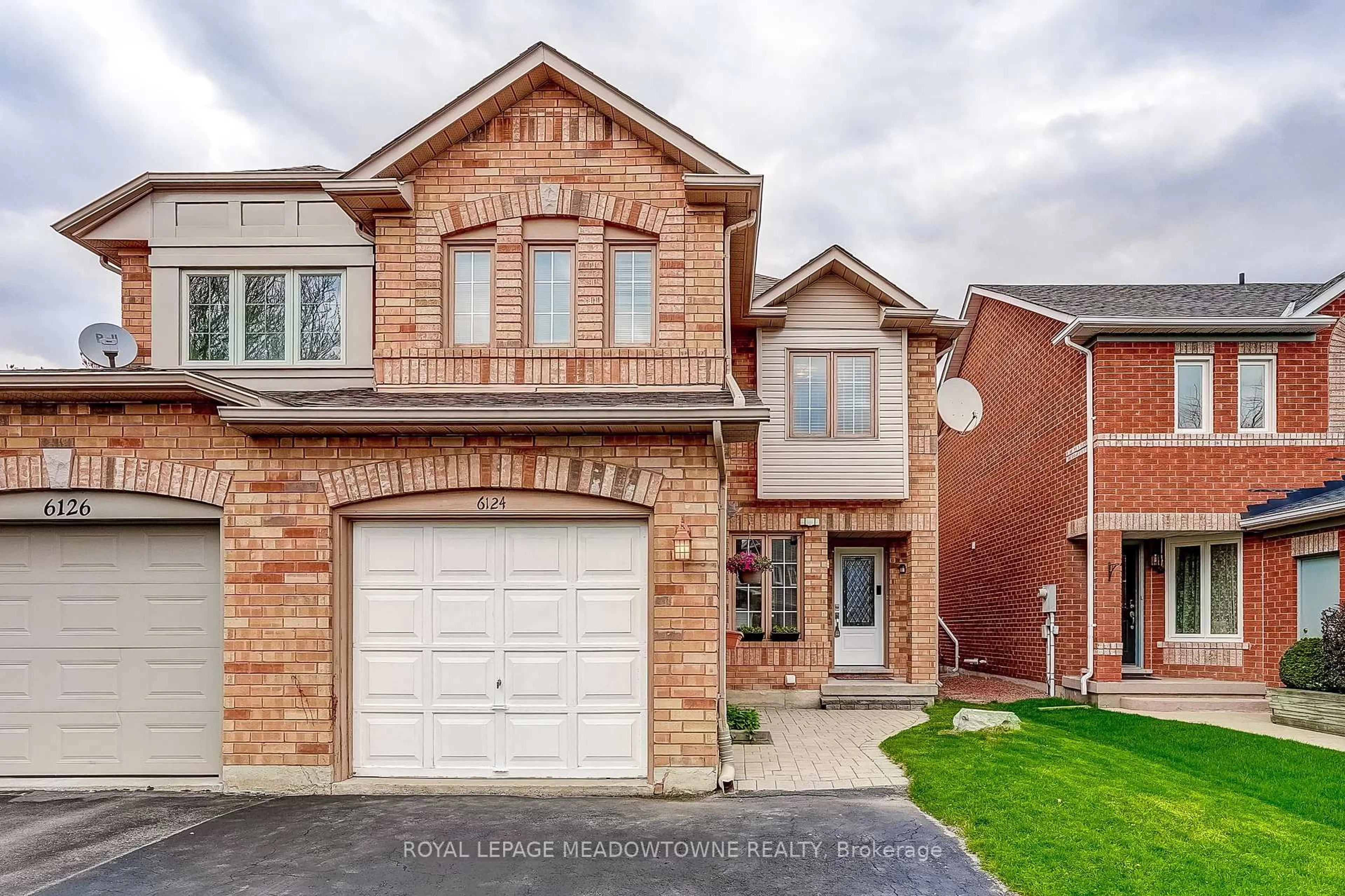 Home with brick exterior material, street for 6124 Clover Ridge Cres, Mississauga Ontario L5N 7B2