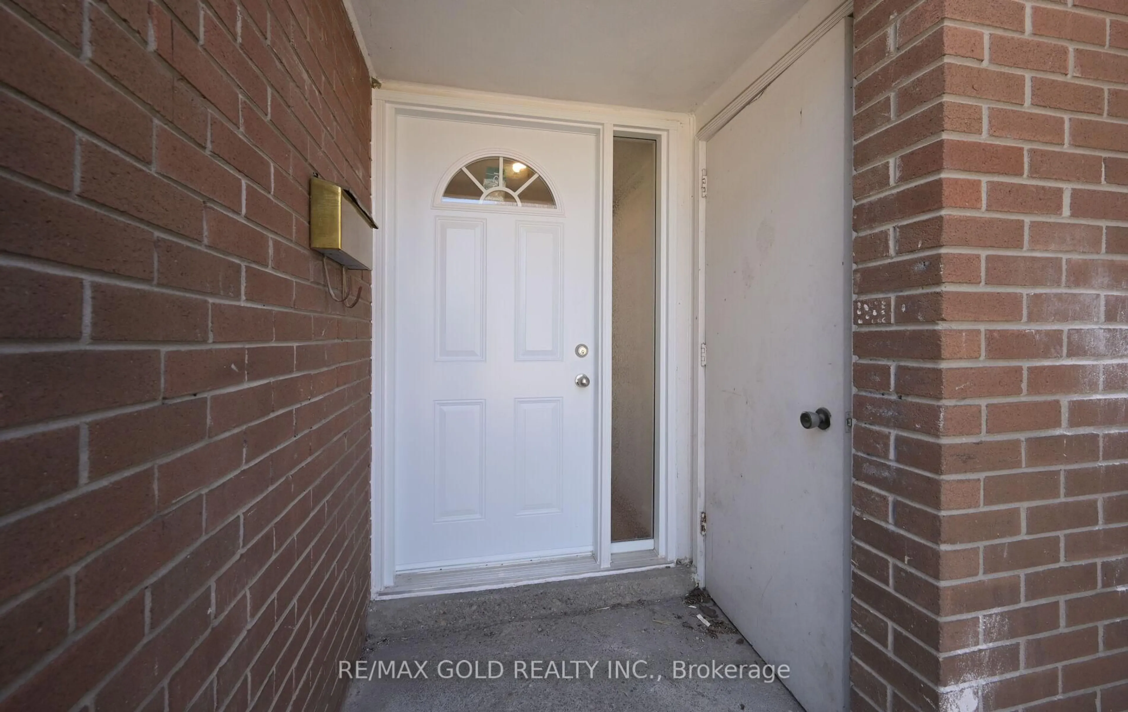 Indoor entryway for 1601 Albion Rd #266, Toronto Ontario M9V 1B6