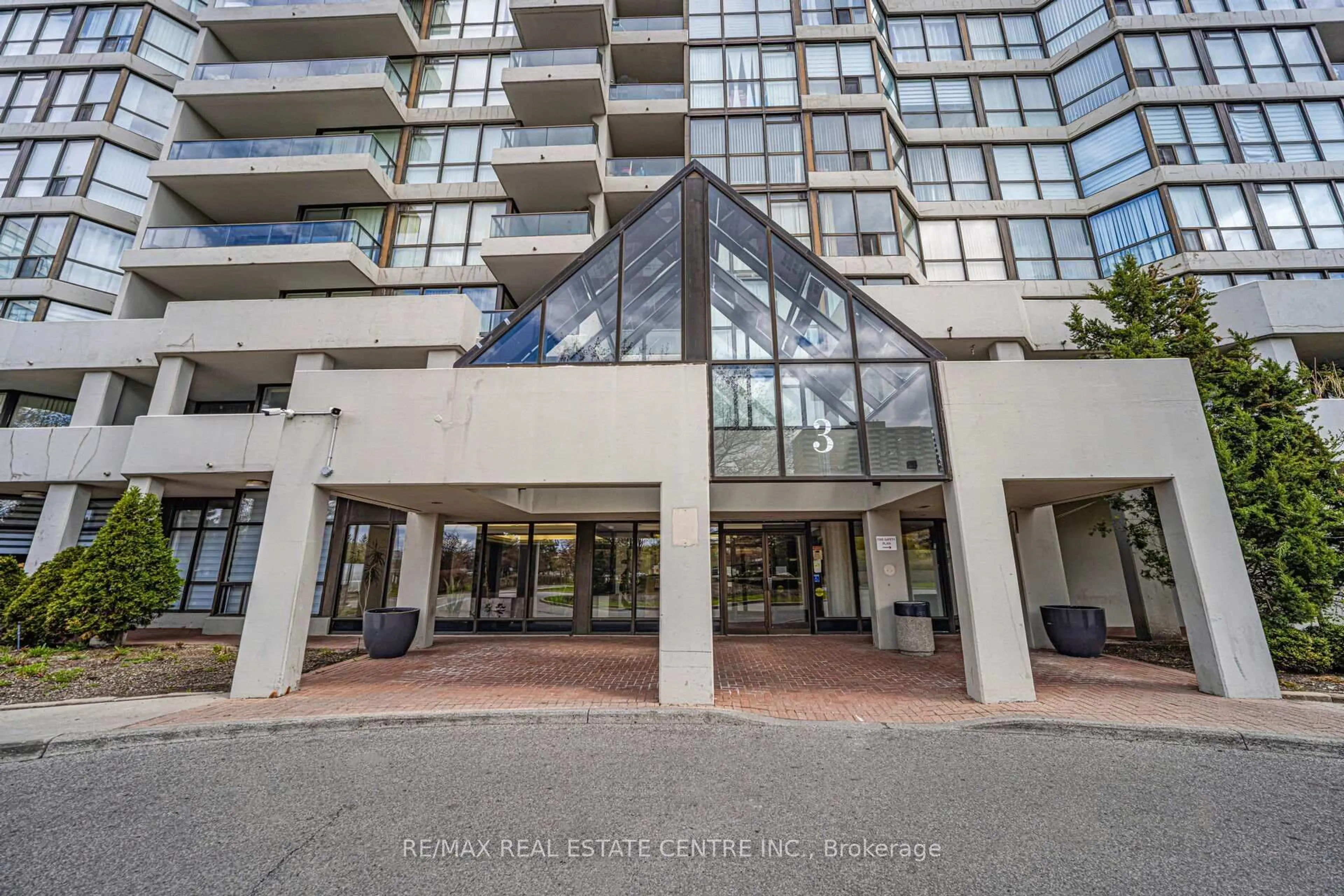Indoor foyer for 3 Rowntree Rd #607, Toronto Ontario M9V 5G8