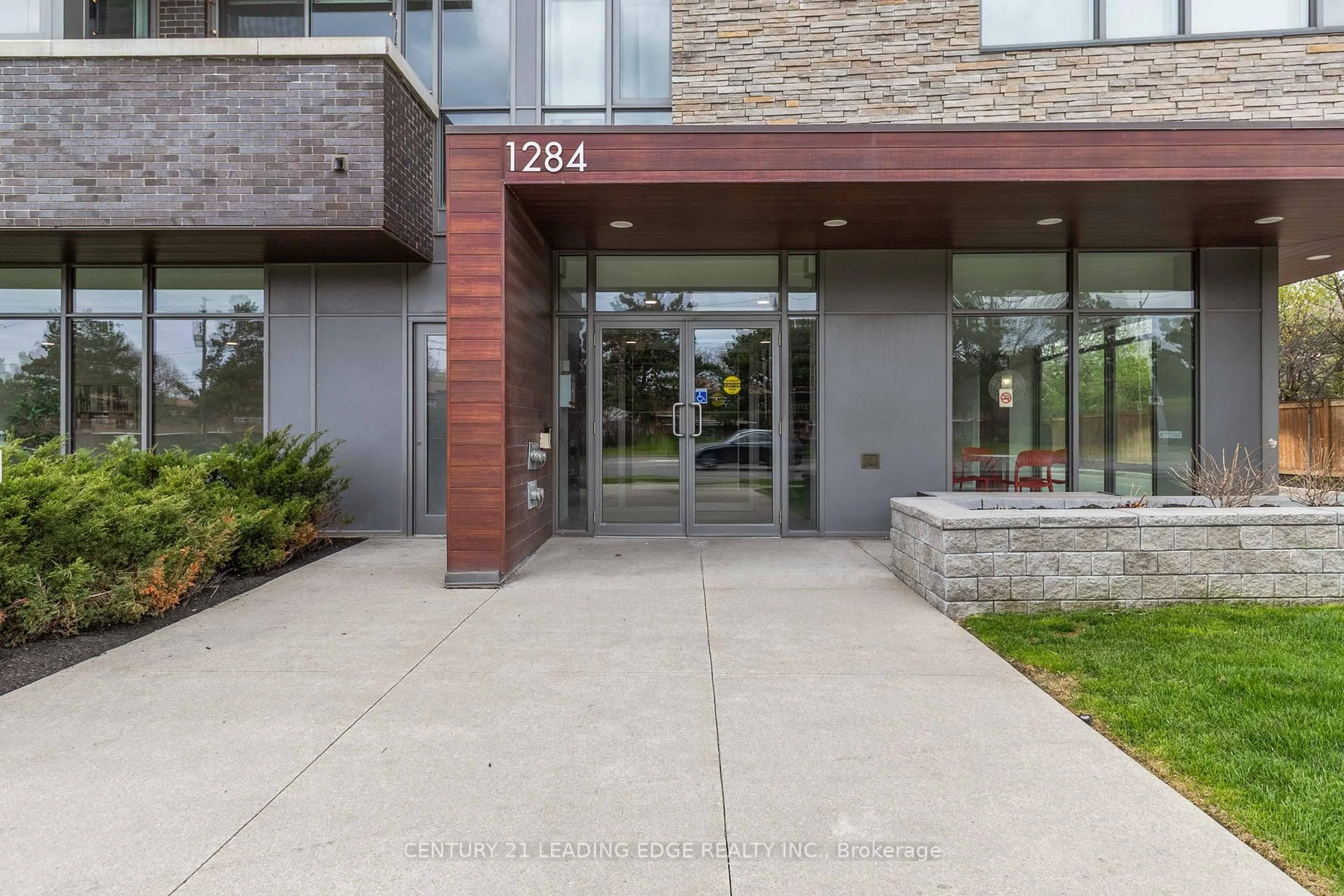 Indoor foyer for 1284 Guelph Line #205, Burlington Ontario L7P 0T9