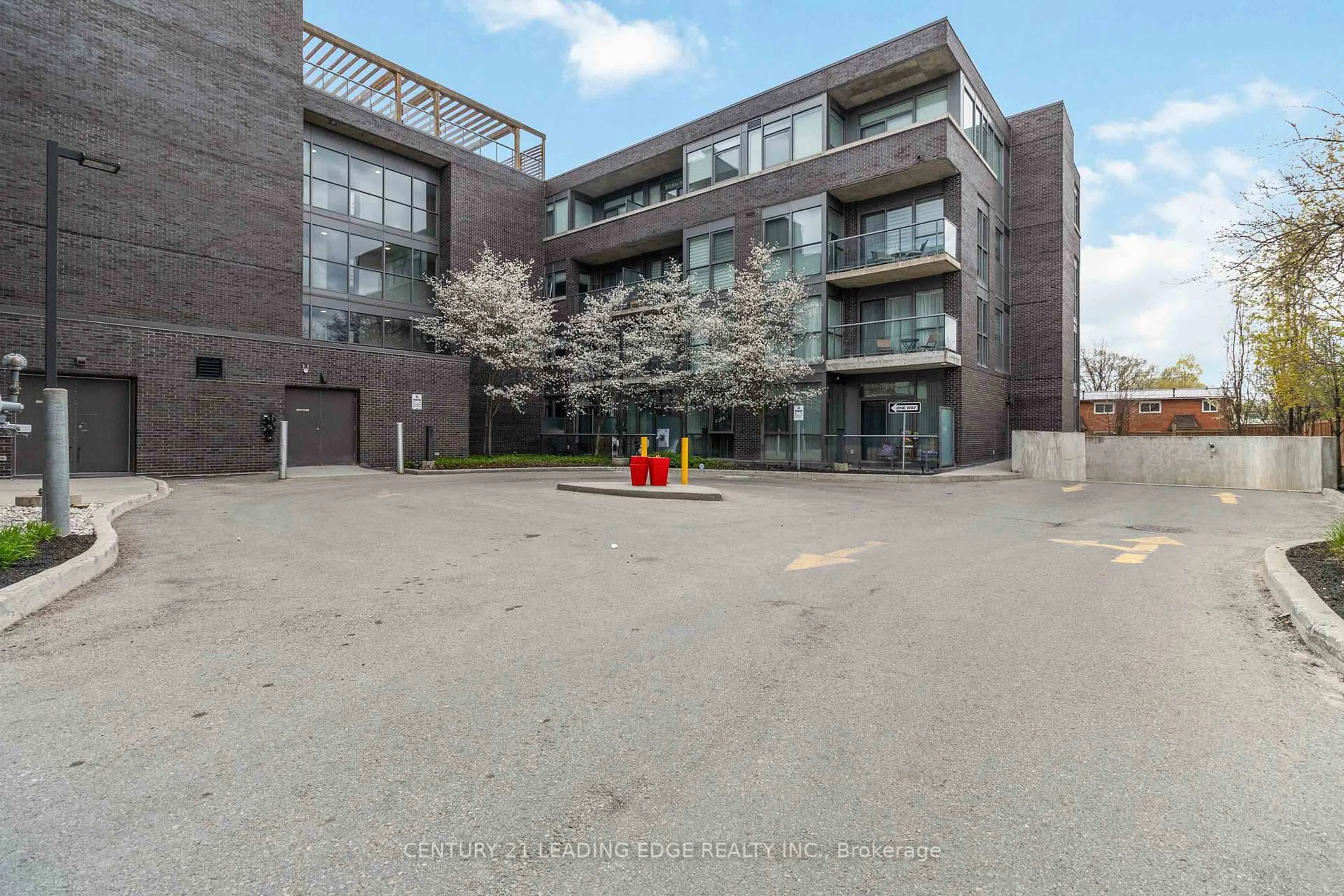 A pic from outside/outdoor area/front of a property/back of a property/a pic from drone, building for 1284 Guelph Line #205, Burlington Ontario L7P 0T9