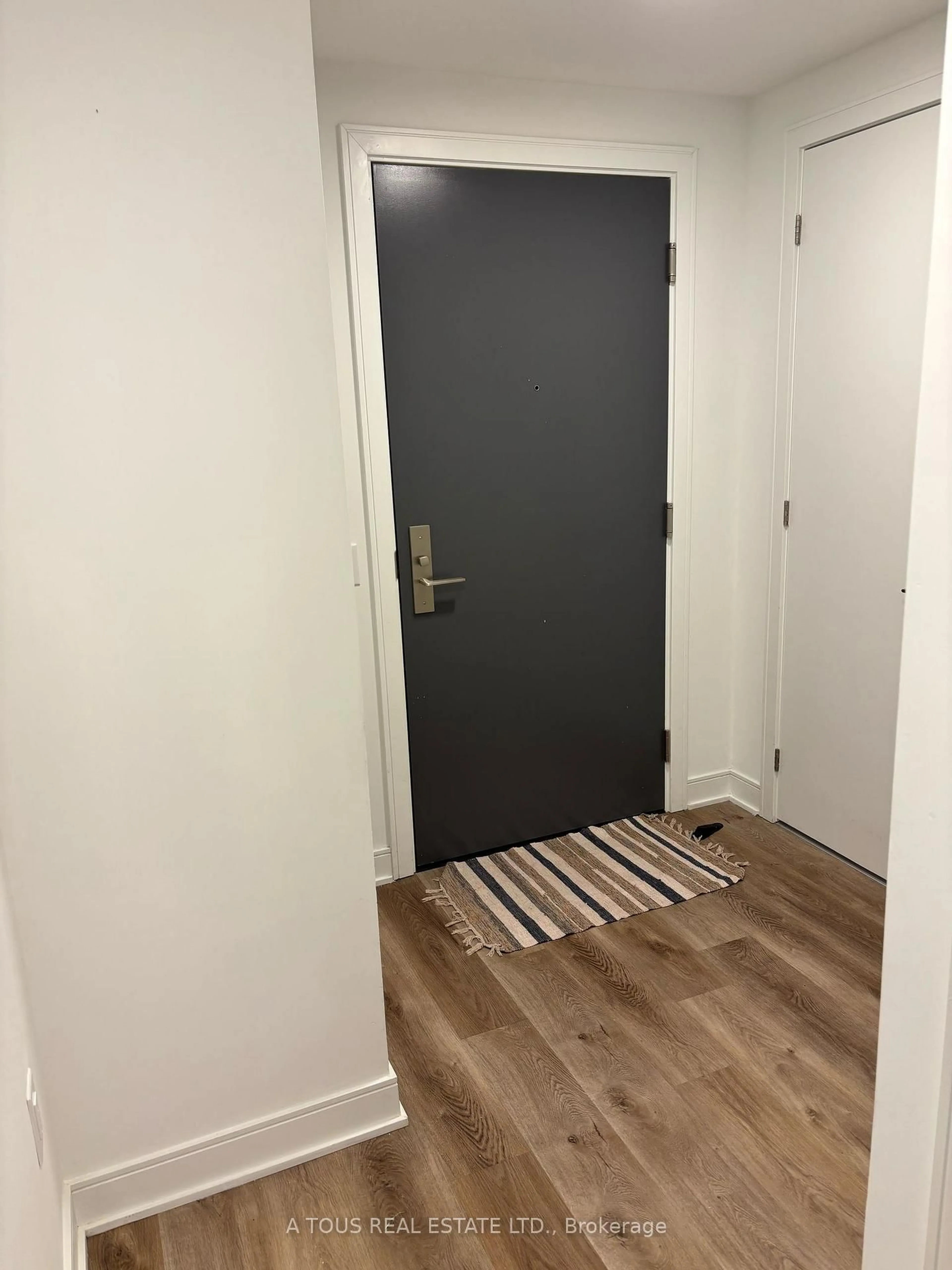 Indoor entryway for 86 Dundas St #1511, Mississauga Ontario L5A 0B1