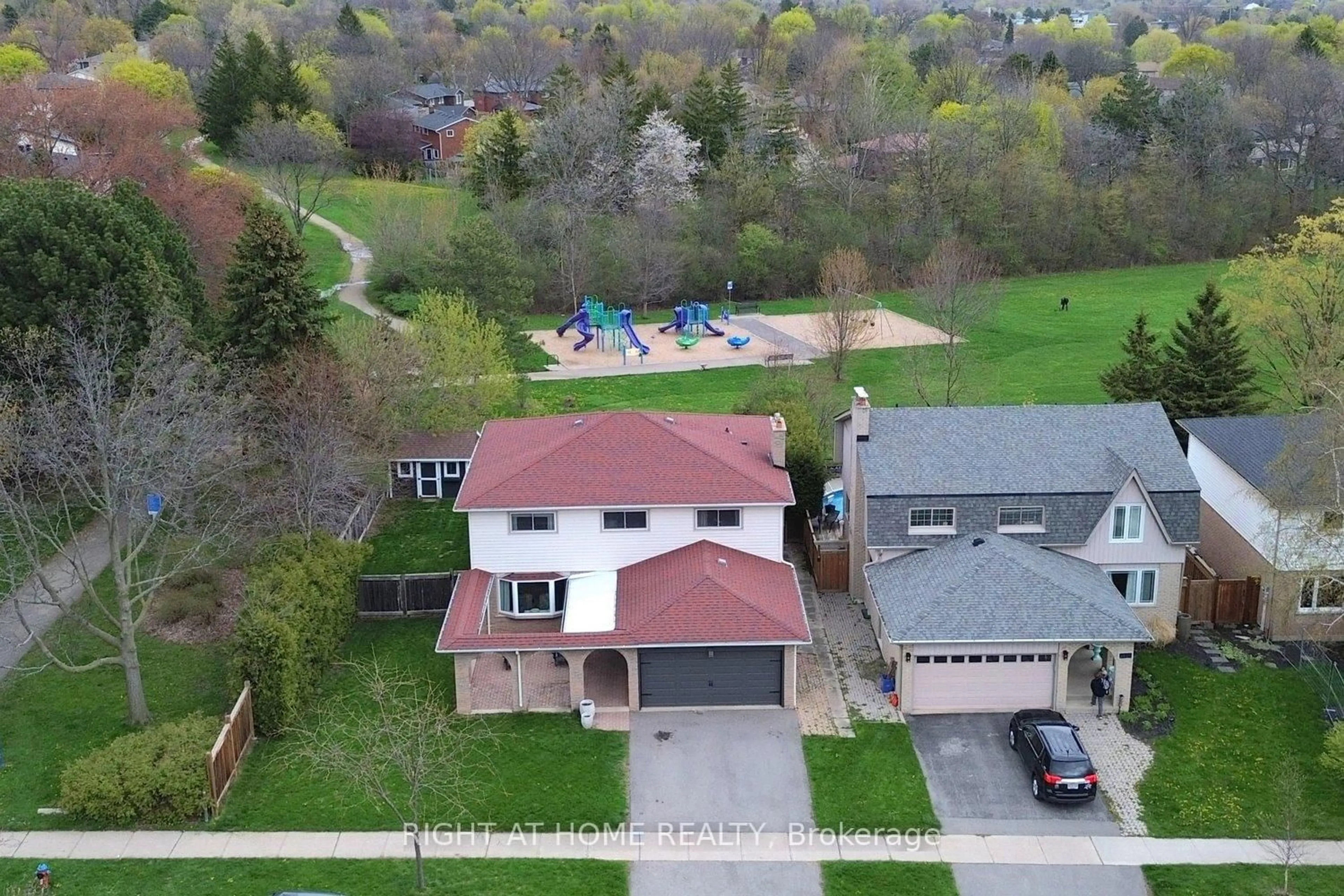 A pic from outside/outdoor area/front of a property/back of a property/a pic from drone, unknown for 2451 Sinclair Circ, Burlington Ontario L7P 3K9