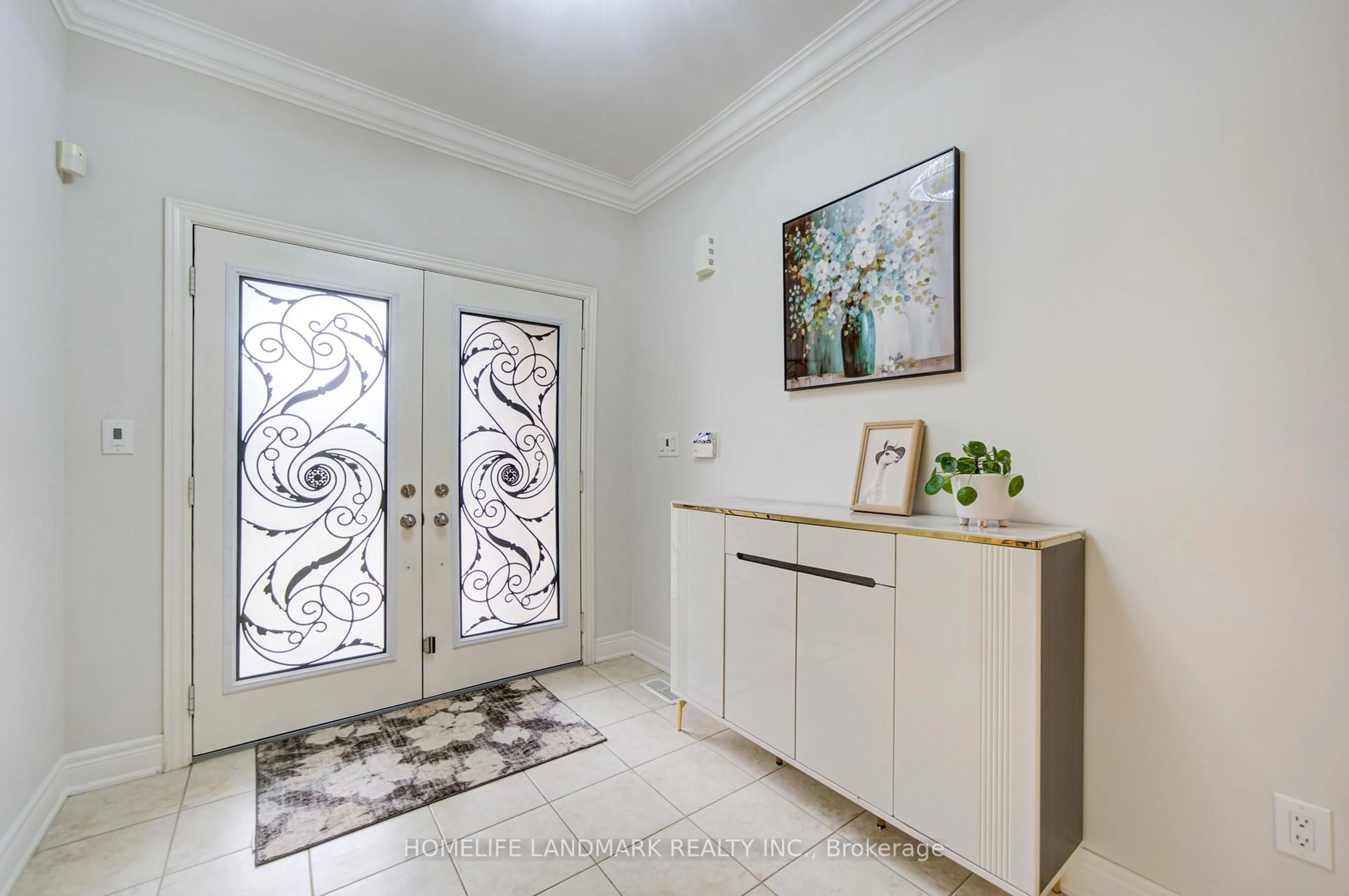 Indoor entryway for 2323 Awenda Dr, Oakville Ontario L6H 7J7