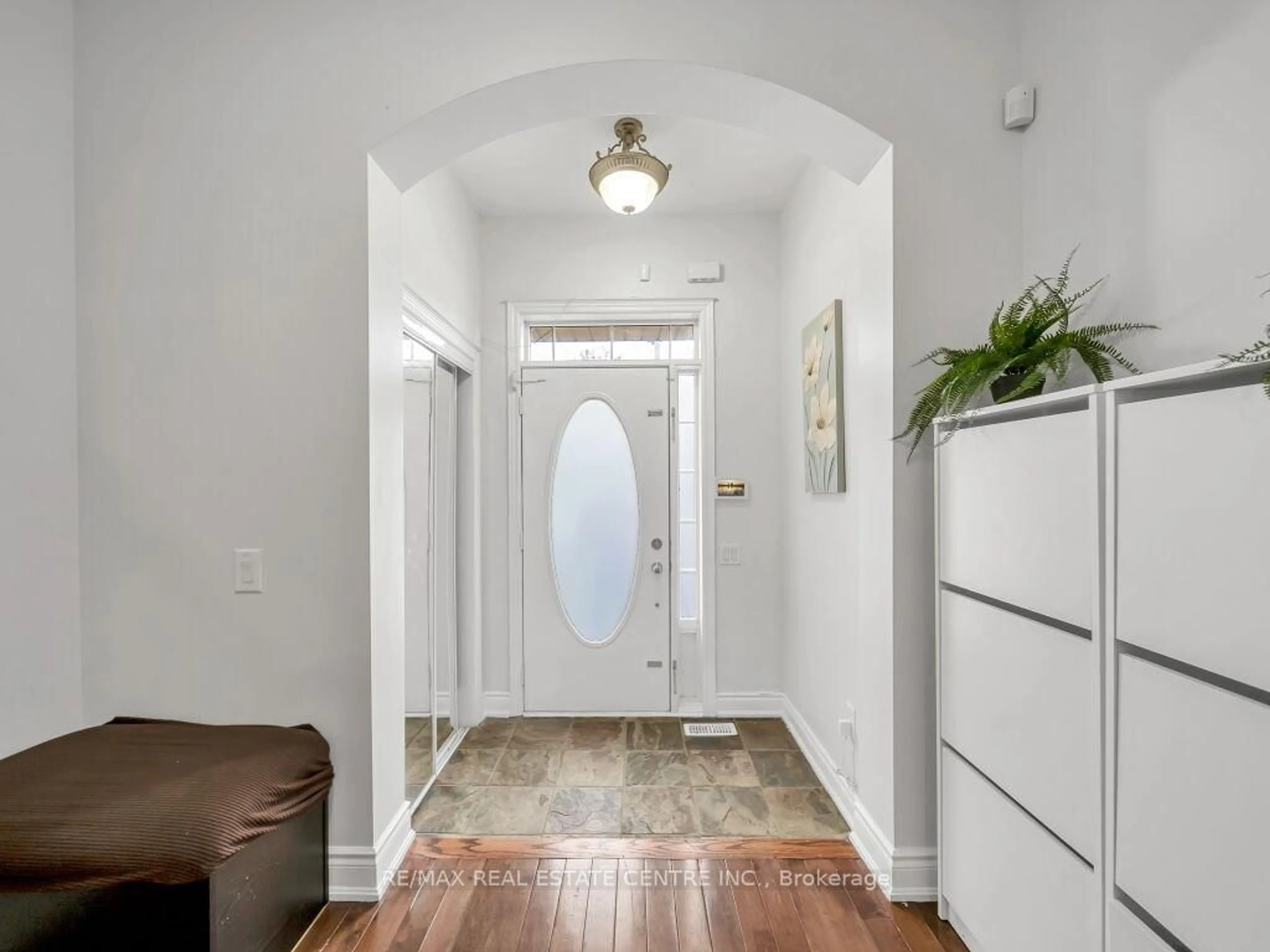 Indoor entryway for 198 Duskywing Way, Oakville Ontario L6L 6X4