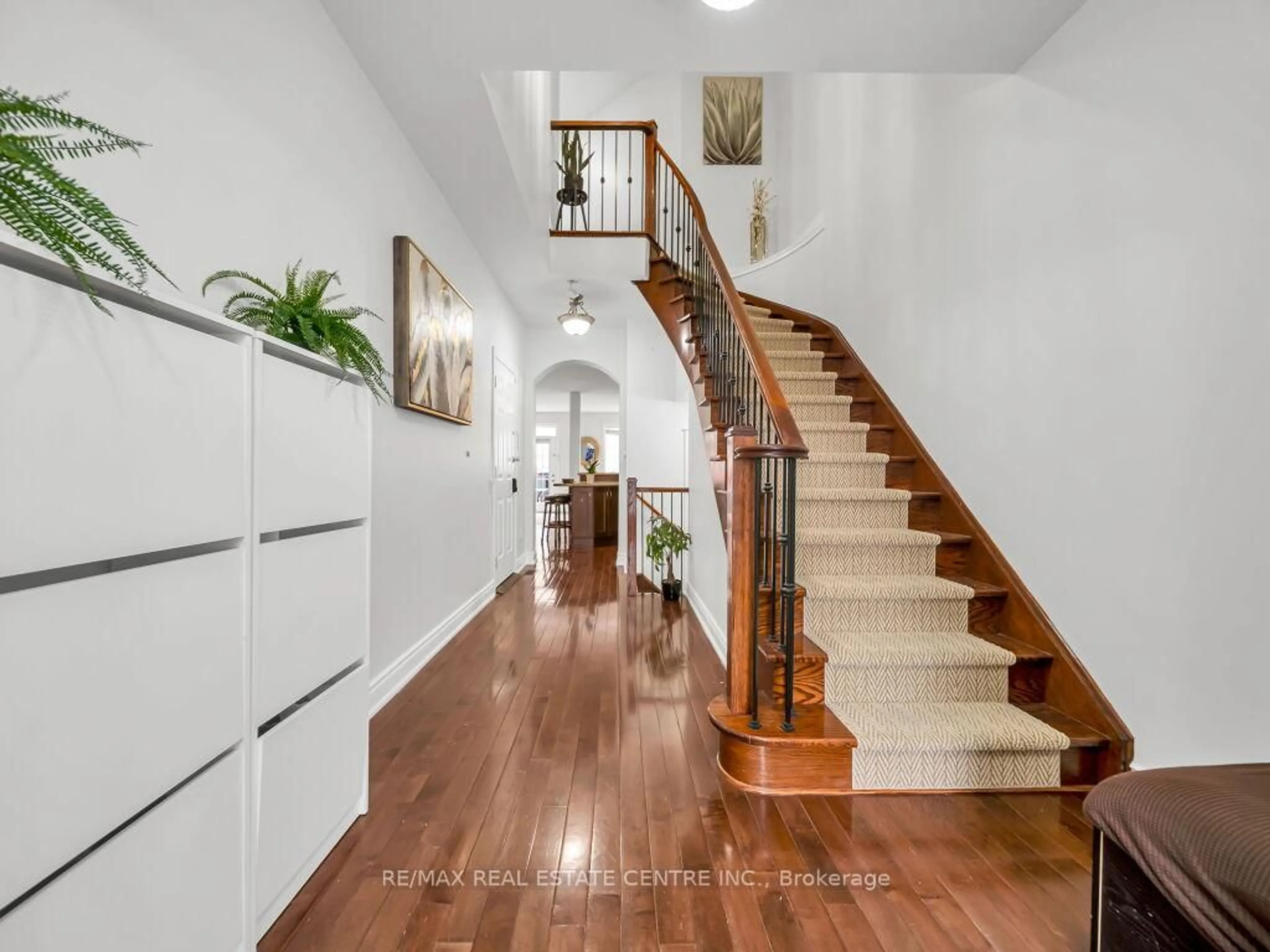 Indoor entryway for 198 Duskywing Way, Oakville Ontario L6L 6X4