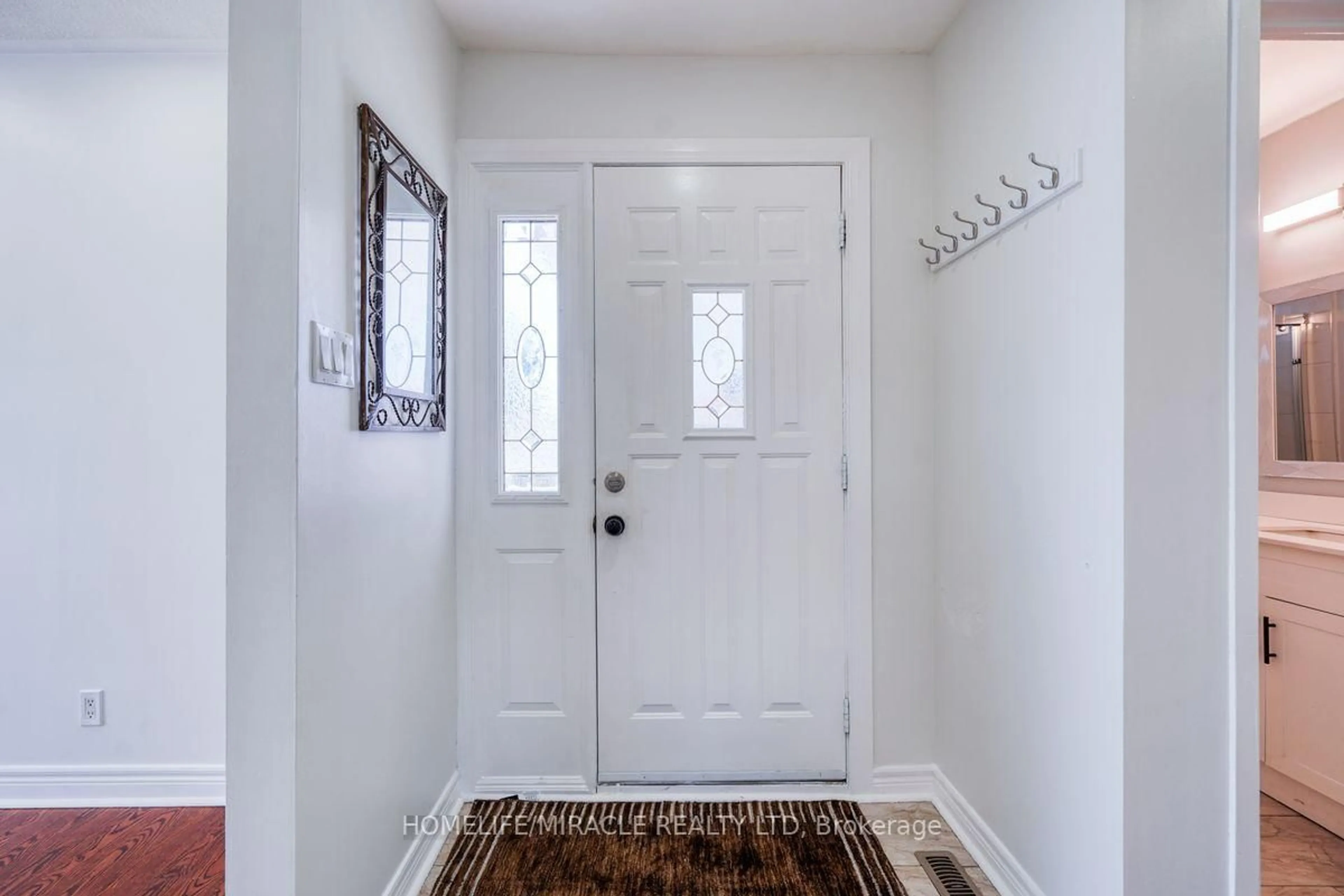 Indoor entryway for 40 Reigate Ave, Brampton Ontario L6V 2E3