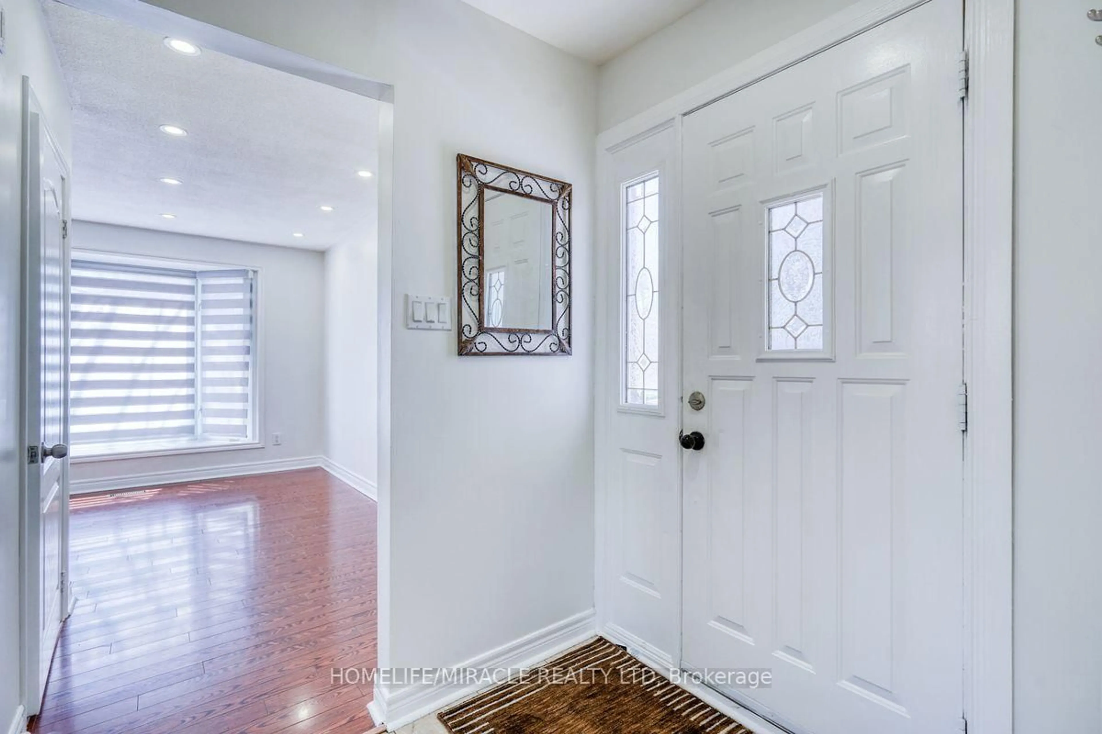 Indoor entryway for 40 Reigate Ave, Brampton Ontario L6V 2E3