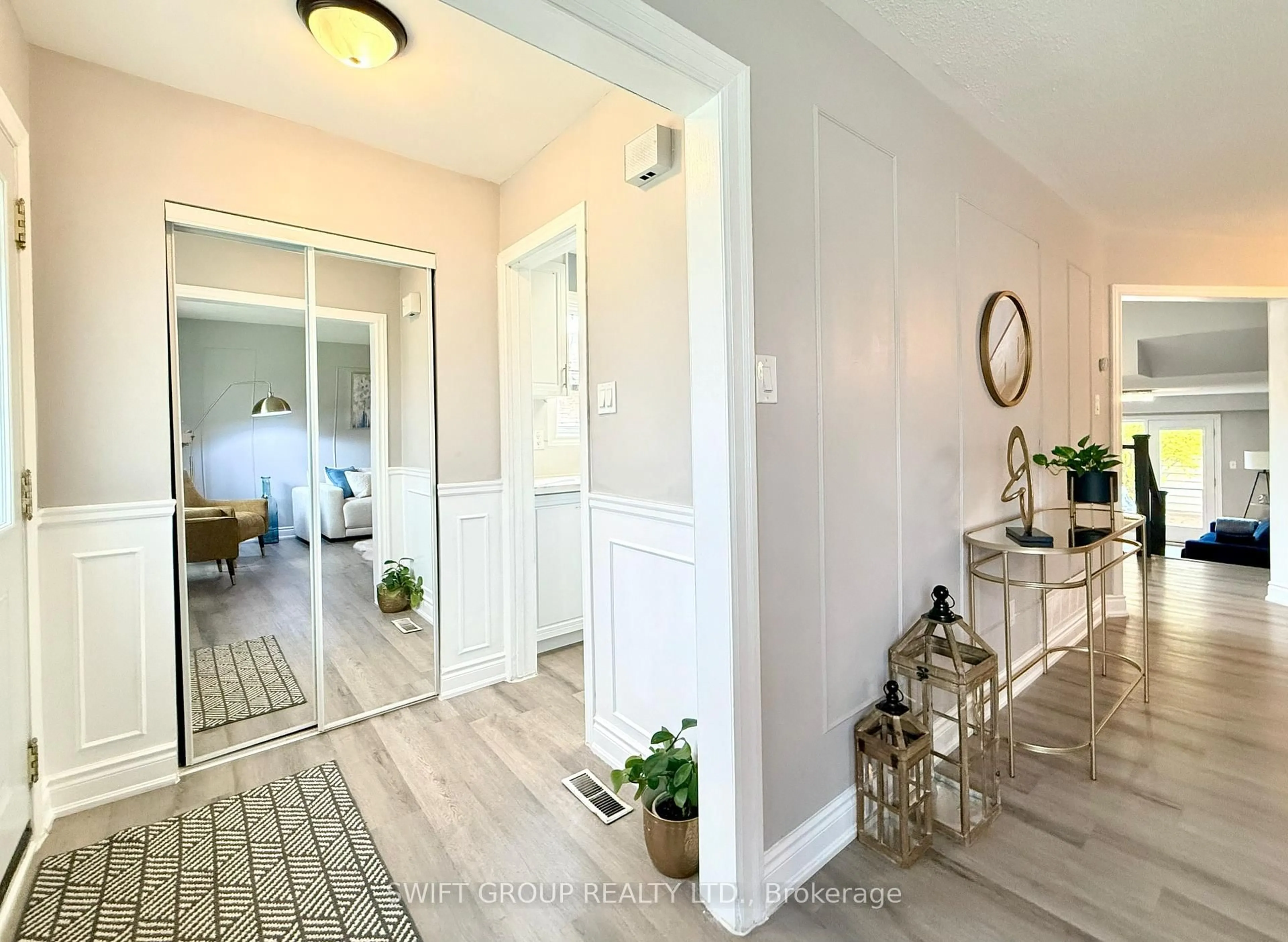 Indoor entryway for 2218 Buttonbush Cres, Mississauga Ontario L5L 1C5