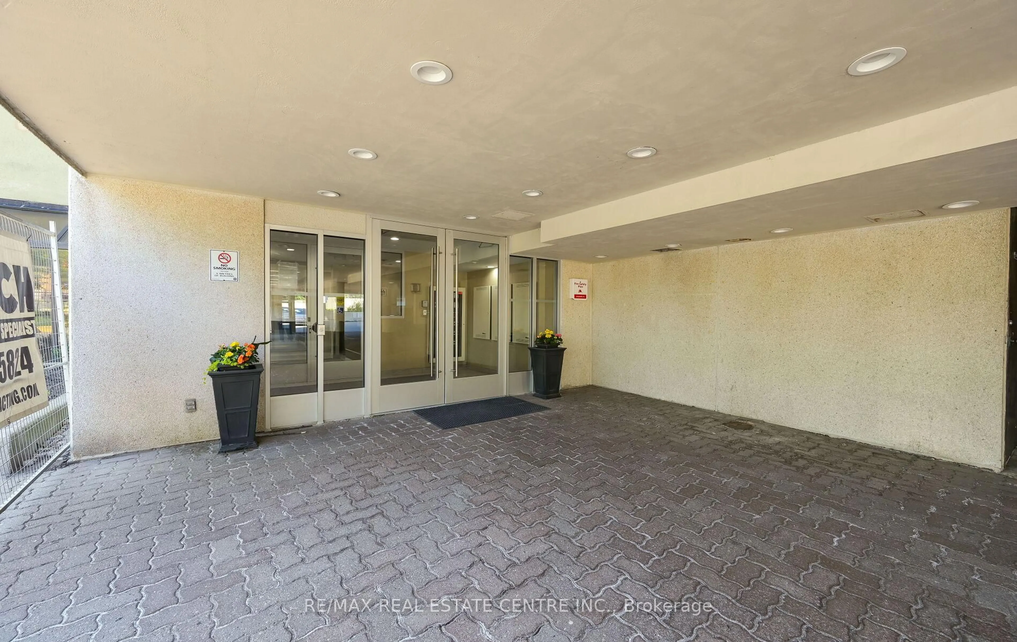 Indoor foyer for 200 Robert Speck Pkwy #2006, Mississauga Ontario L4Z 1S3