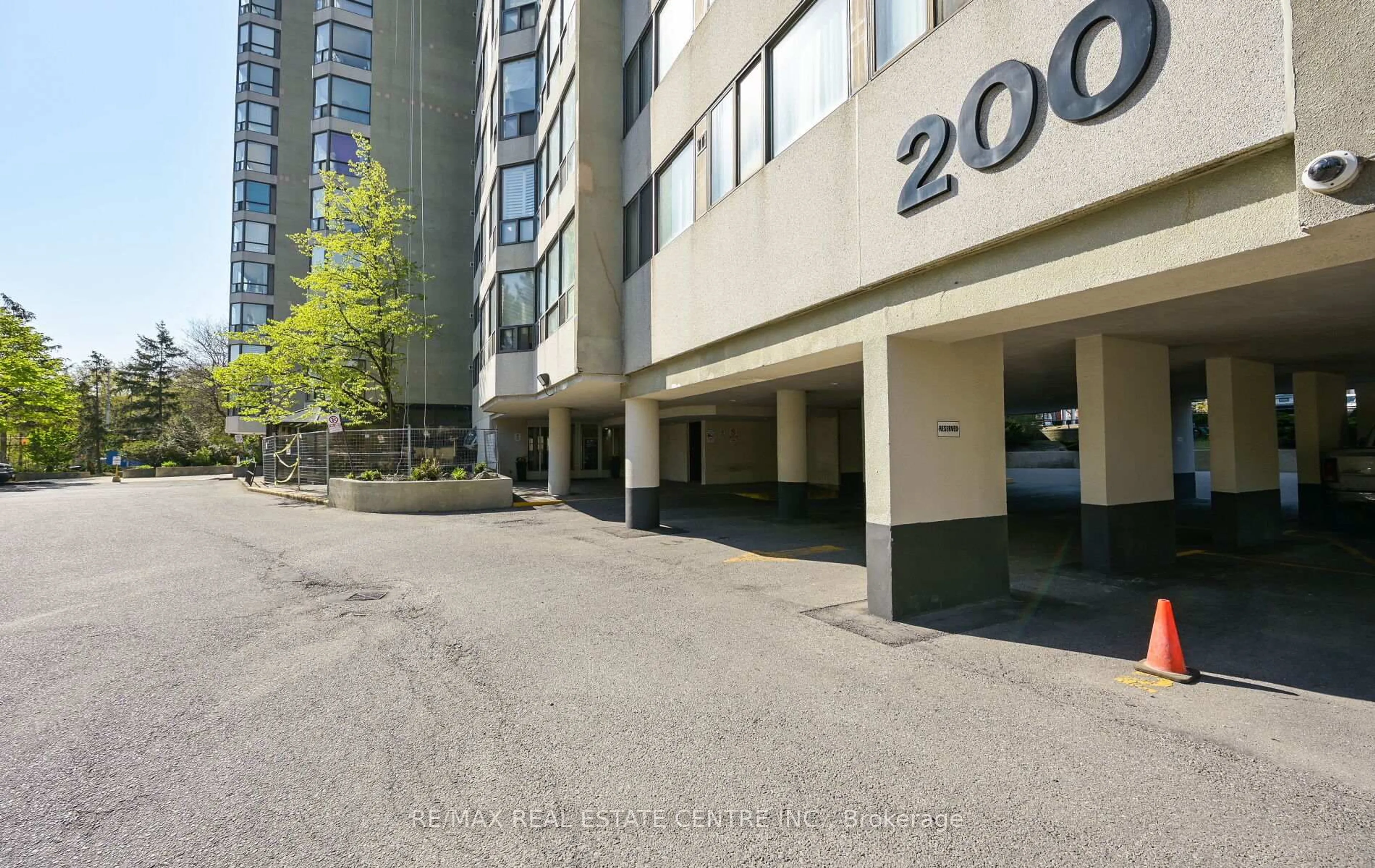 Indoor foyer for 200 Robert Speck Pkwy #2006, Mississauga Ontario L4Z 1S3
