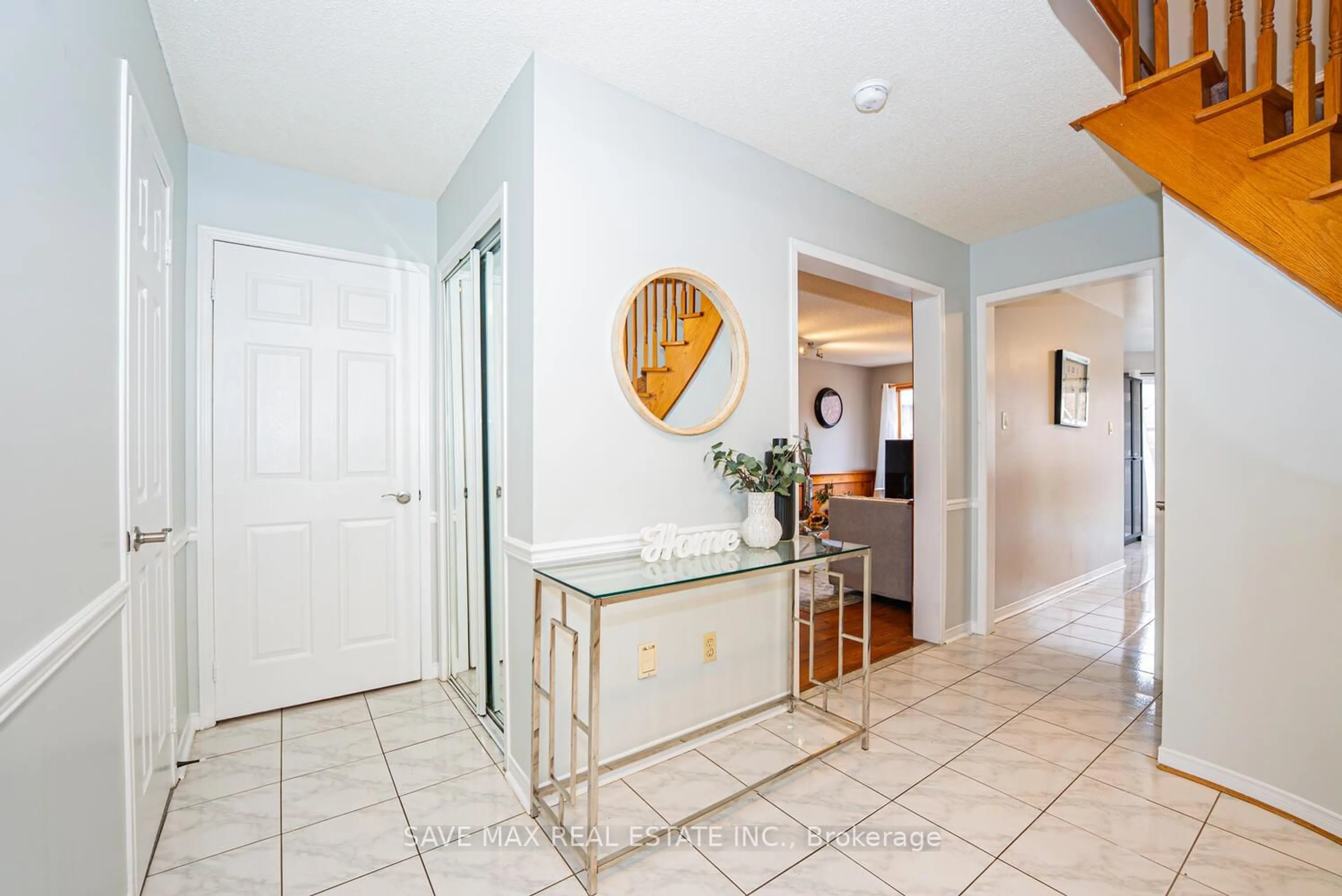Indoor entryway for 30 Adirondack Cres, Brampton Ontario L6R 1E5