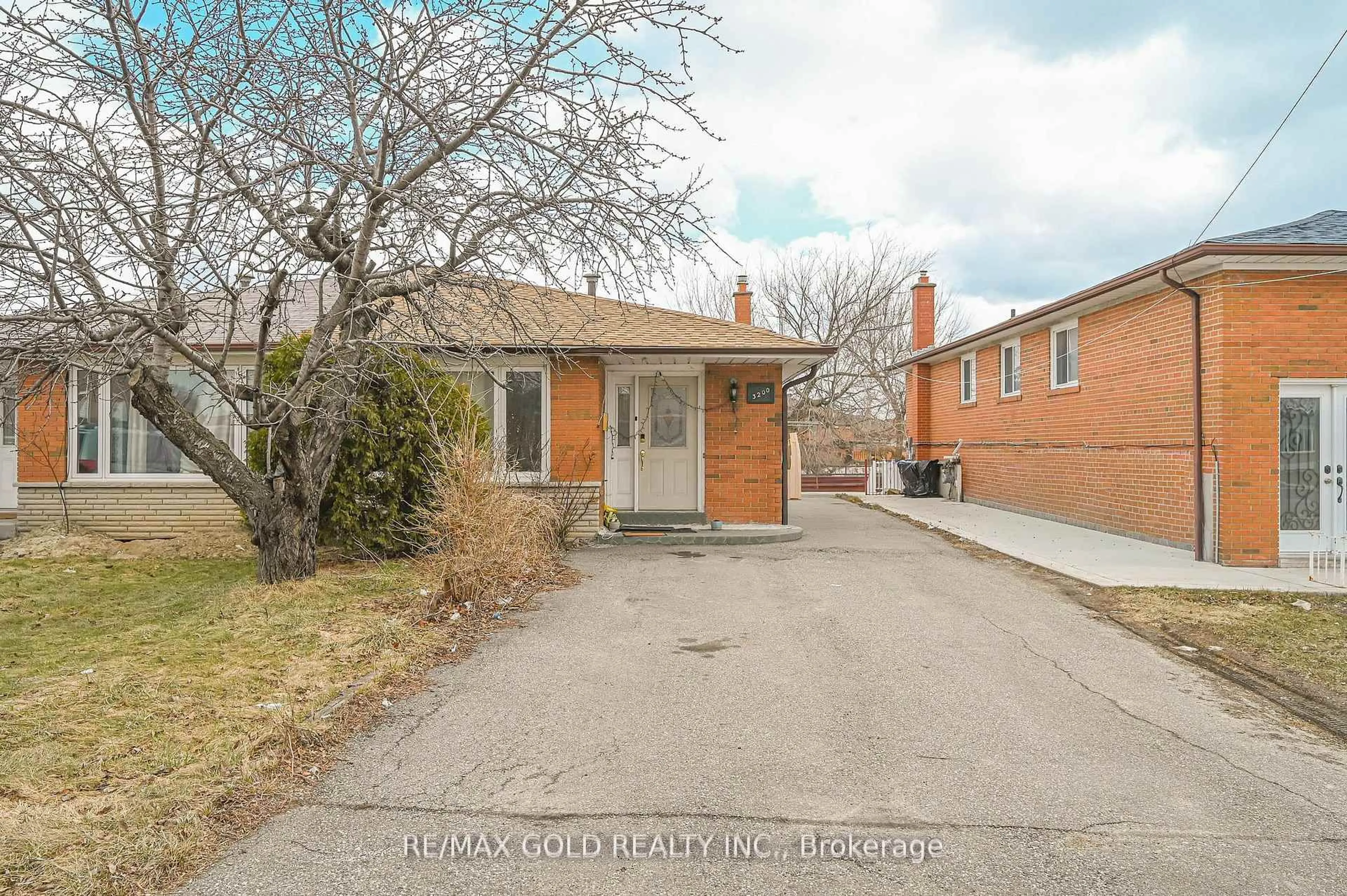 Home with brick exterior material, street for 3200 Morning Star Dr, Mississauga Ontario L4T 1X5