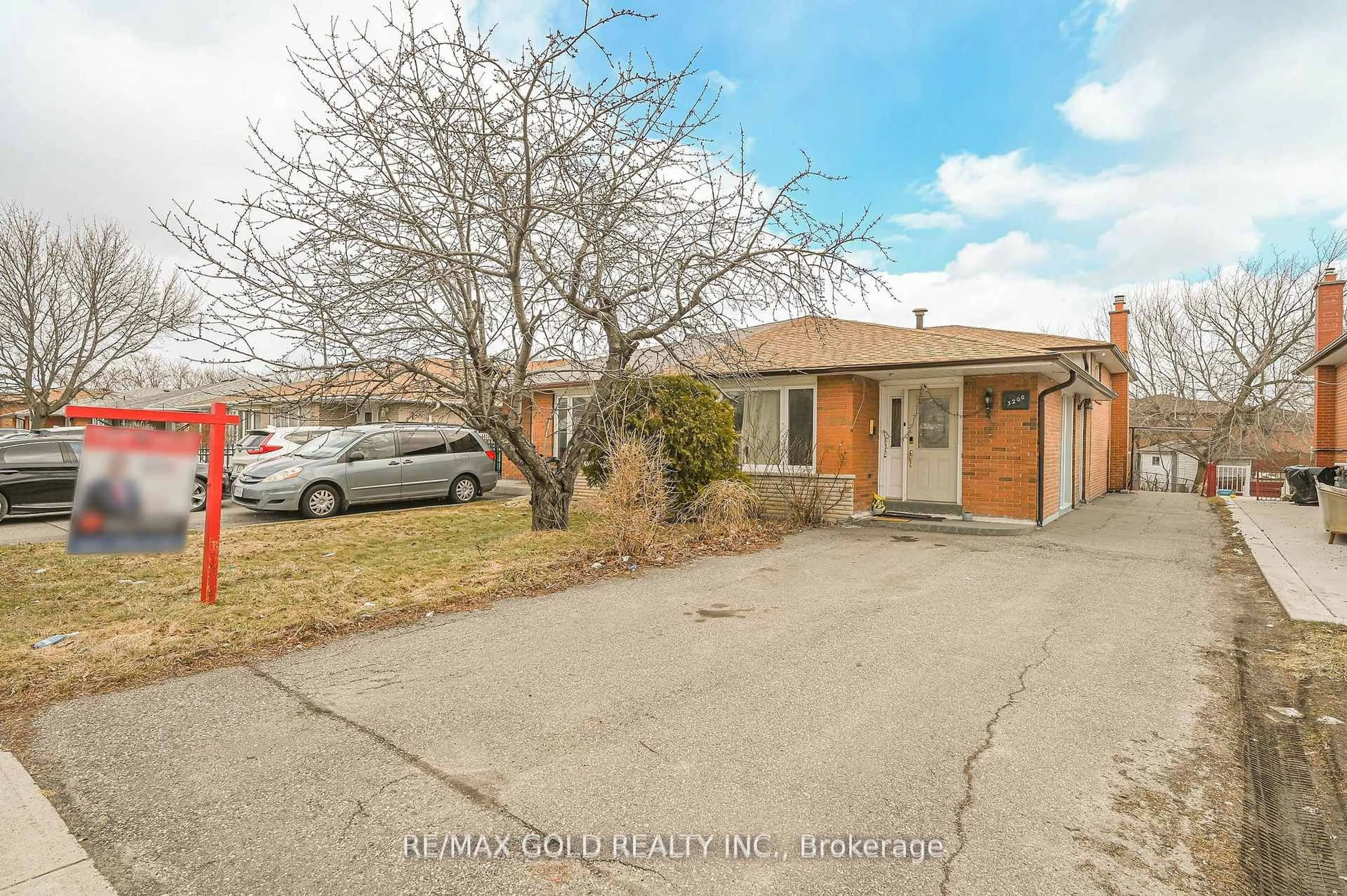 A pic from outside/outdoor area/front of a property/back of a property/a pic from drone, street for 3200 Morning Star Dr, Mississauga Ontario L4T 1X5