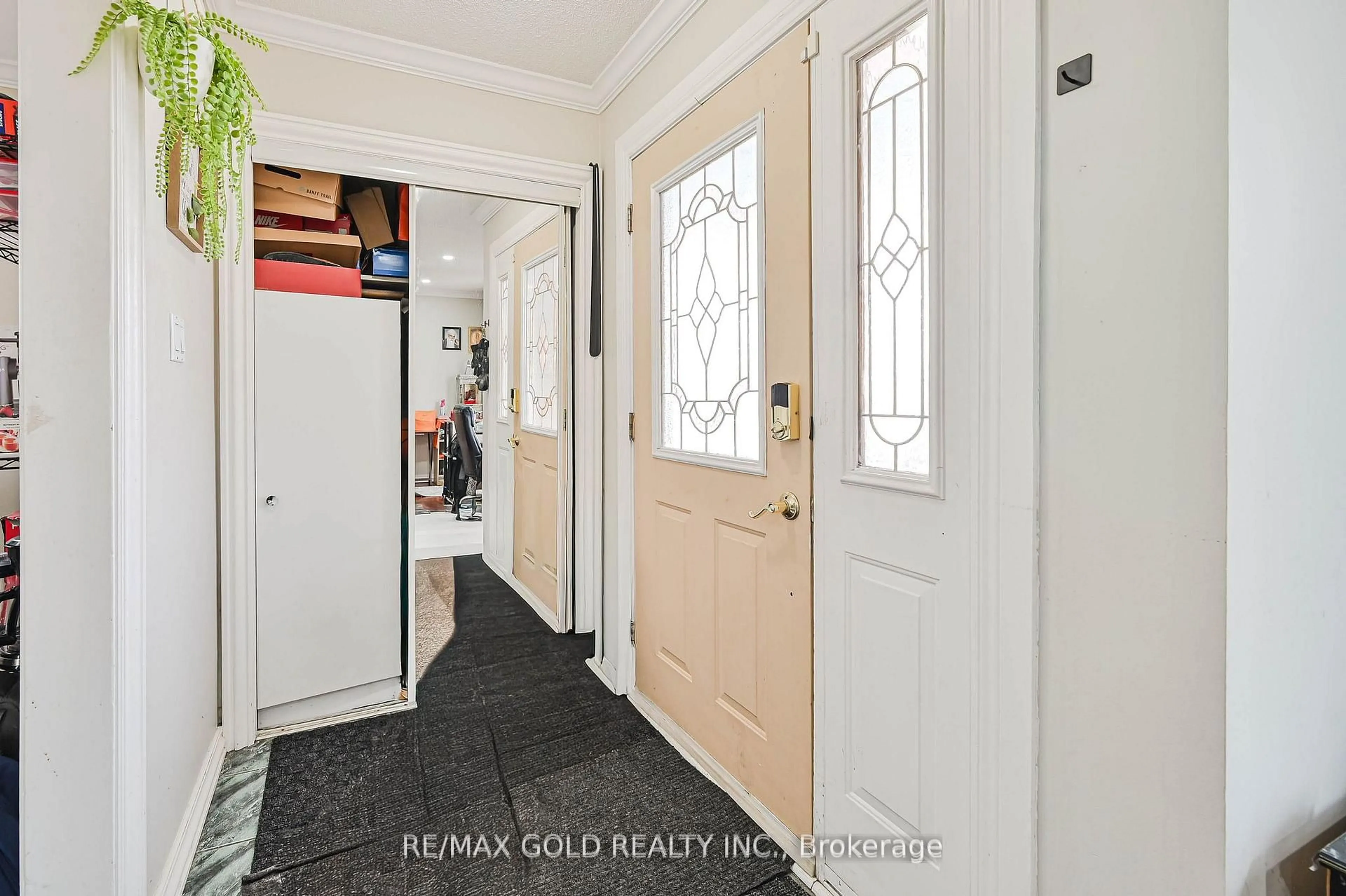 Indoor entryway for 3200 Morning Star Dr, Mississauga Ontario L4T 1X5