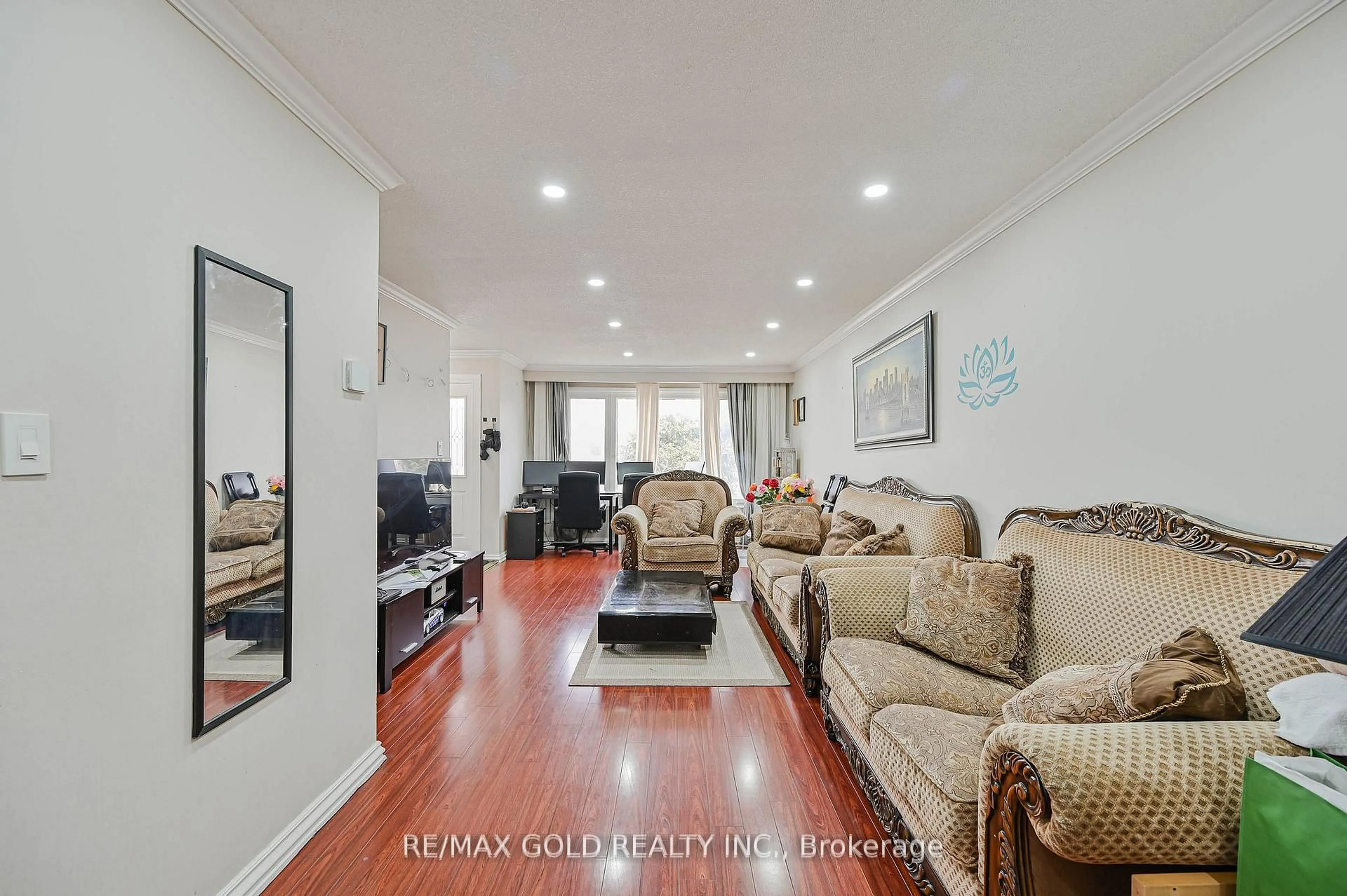 Living room with furniture, unknown for 3200 Morning Star Dr, Mississauga Ontario L4T 1X5