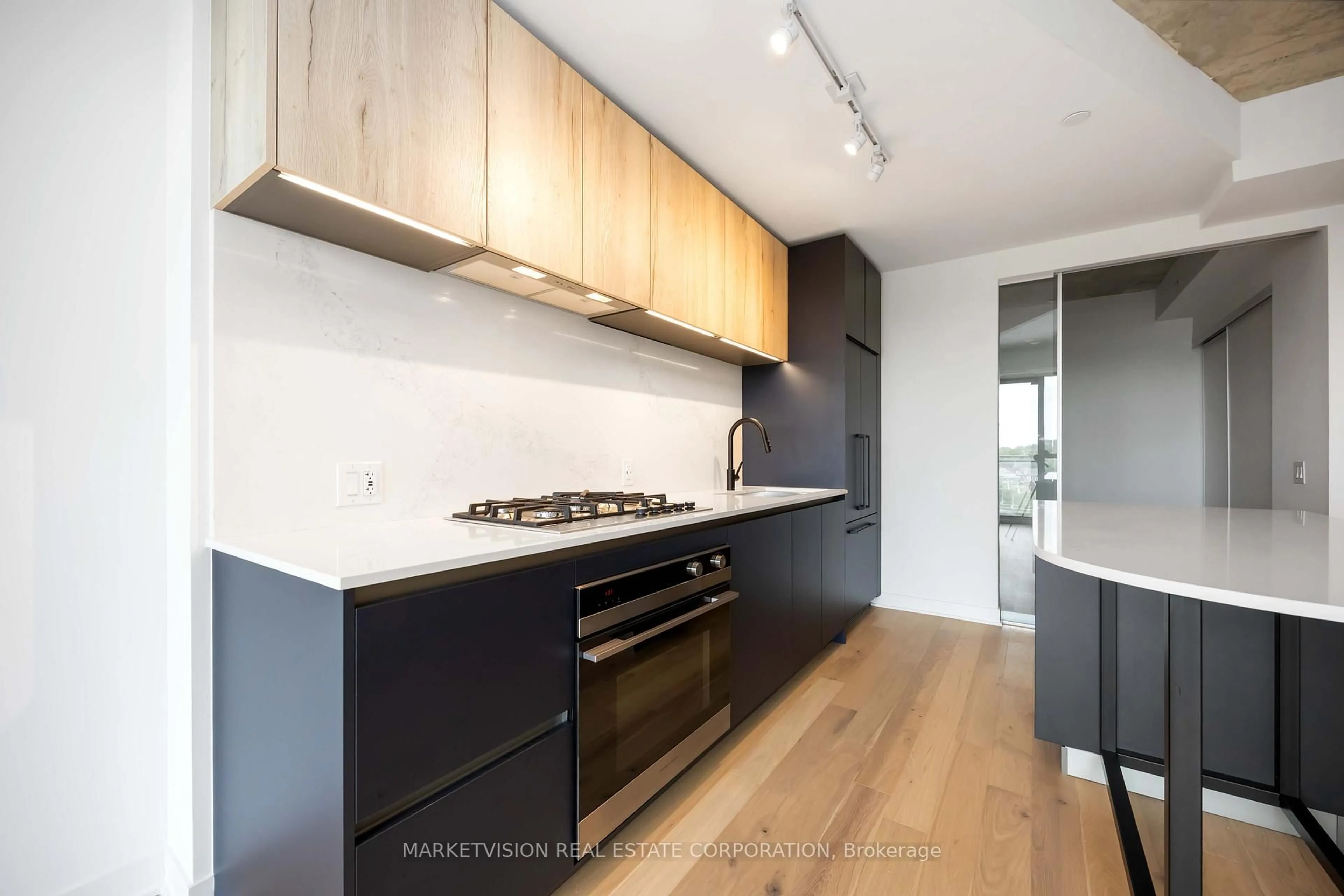 Standard kitchen, wood/laminate floor for 2625 Dundas St #610, Toronto Ontario M6P 0C5
