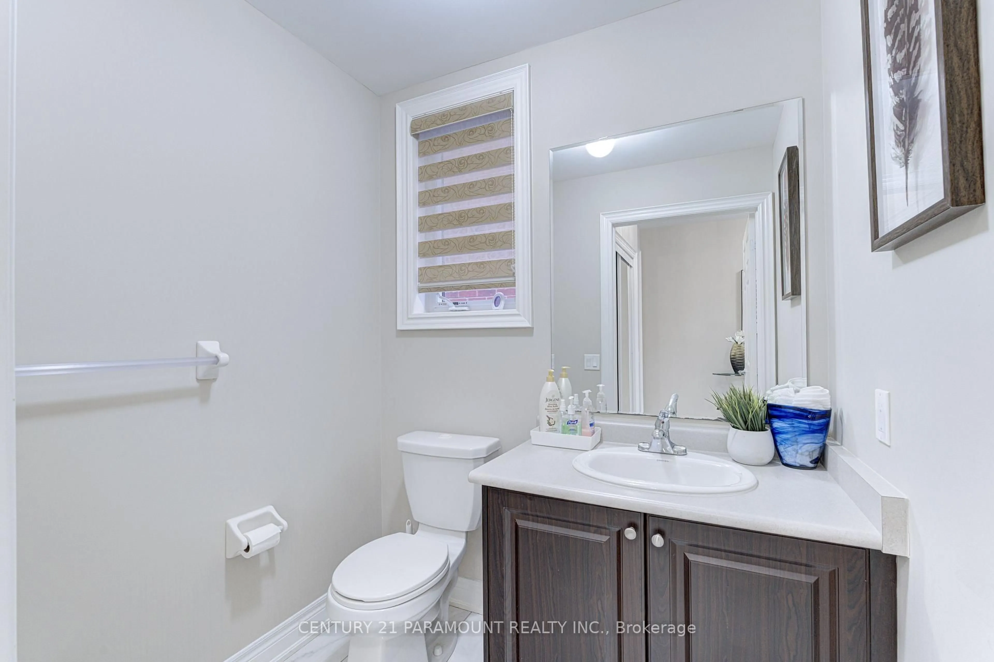 Standard bathroom, ceramic/tile floor for 563 Dougall Ave, Caledon Ontario L7C 3Z4