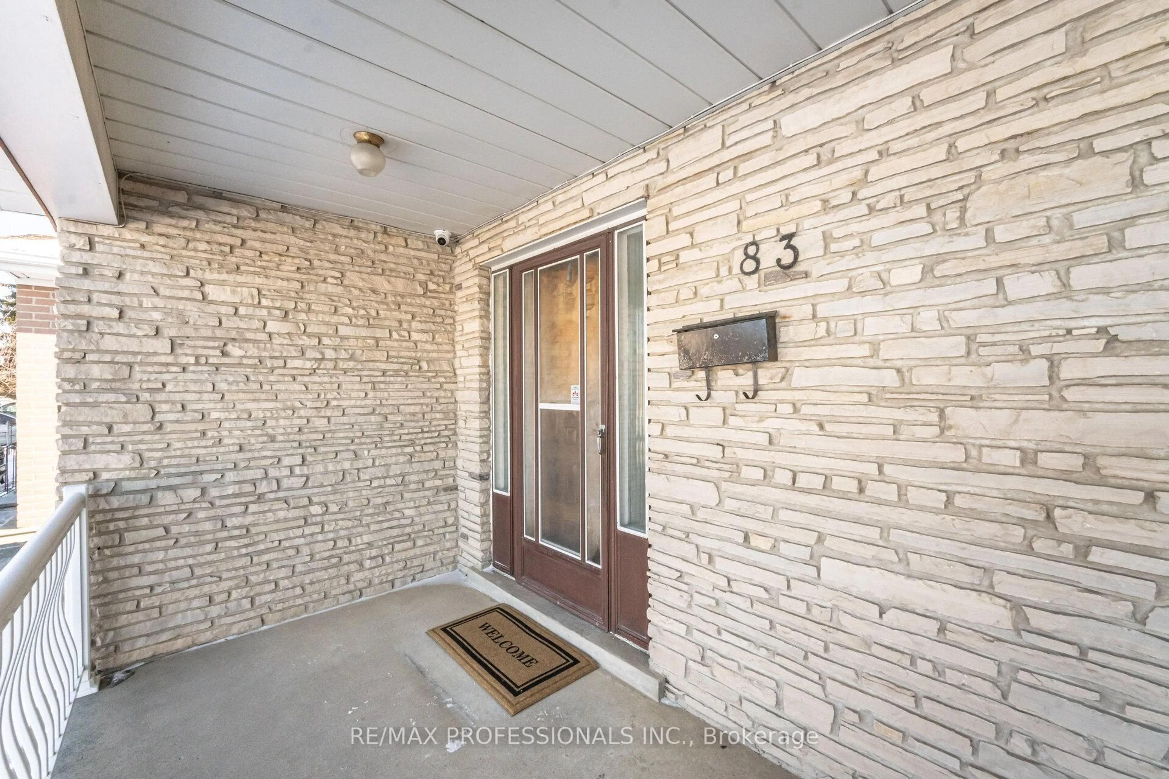 Indoor entryway for 83 Spenvalley Dr, Toronto Ontario M3L 1Z2