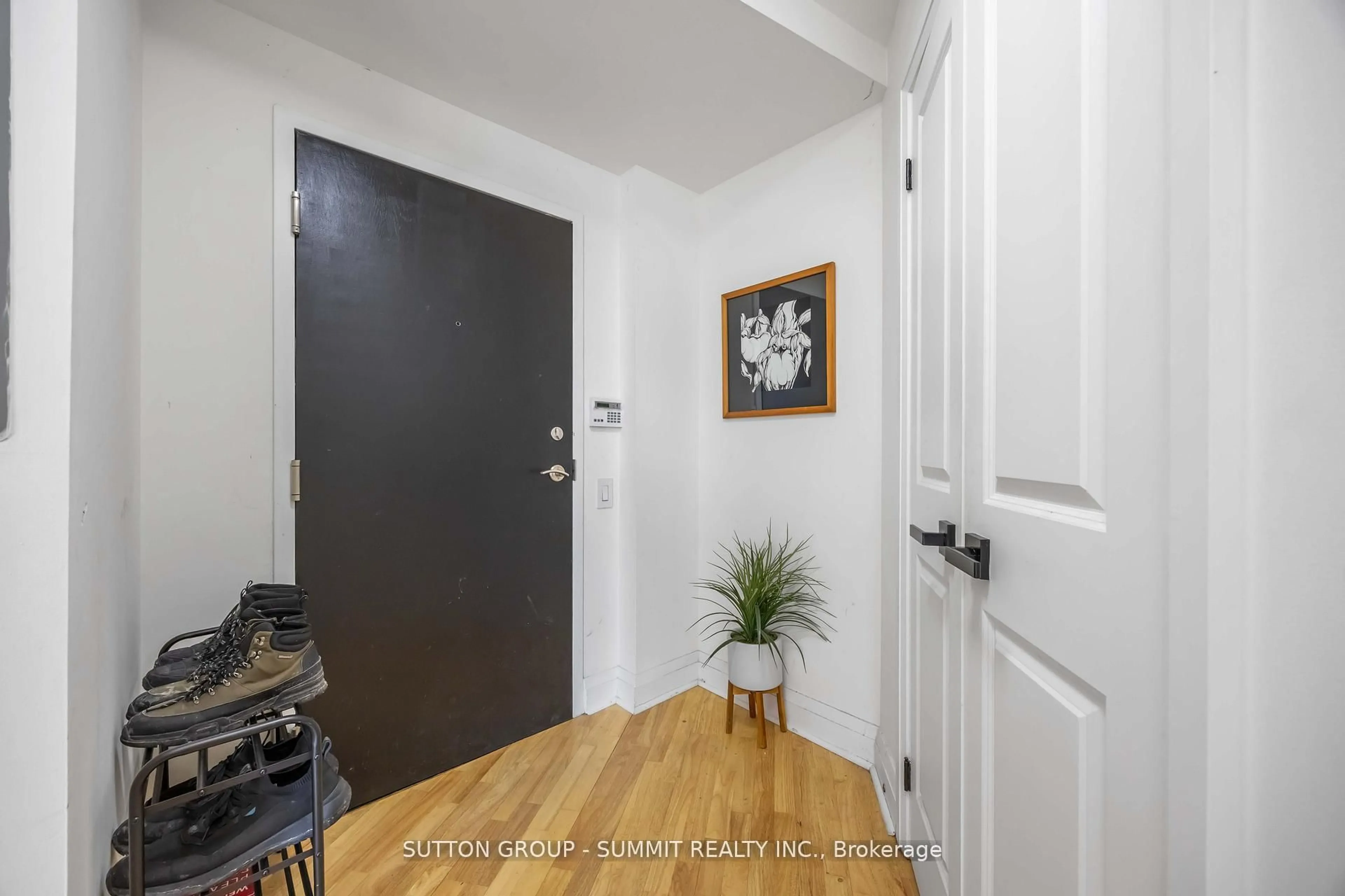 Indoor entryway for 15 Windermere Ave #PH01, Toronto Ontario M6S 5A2