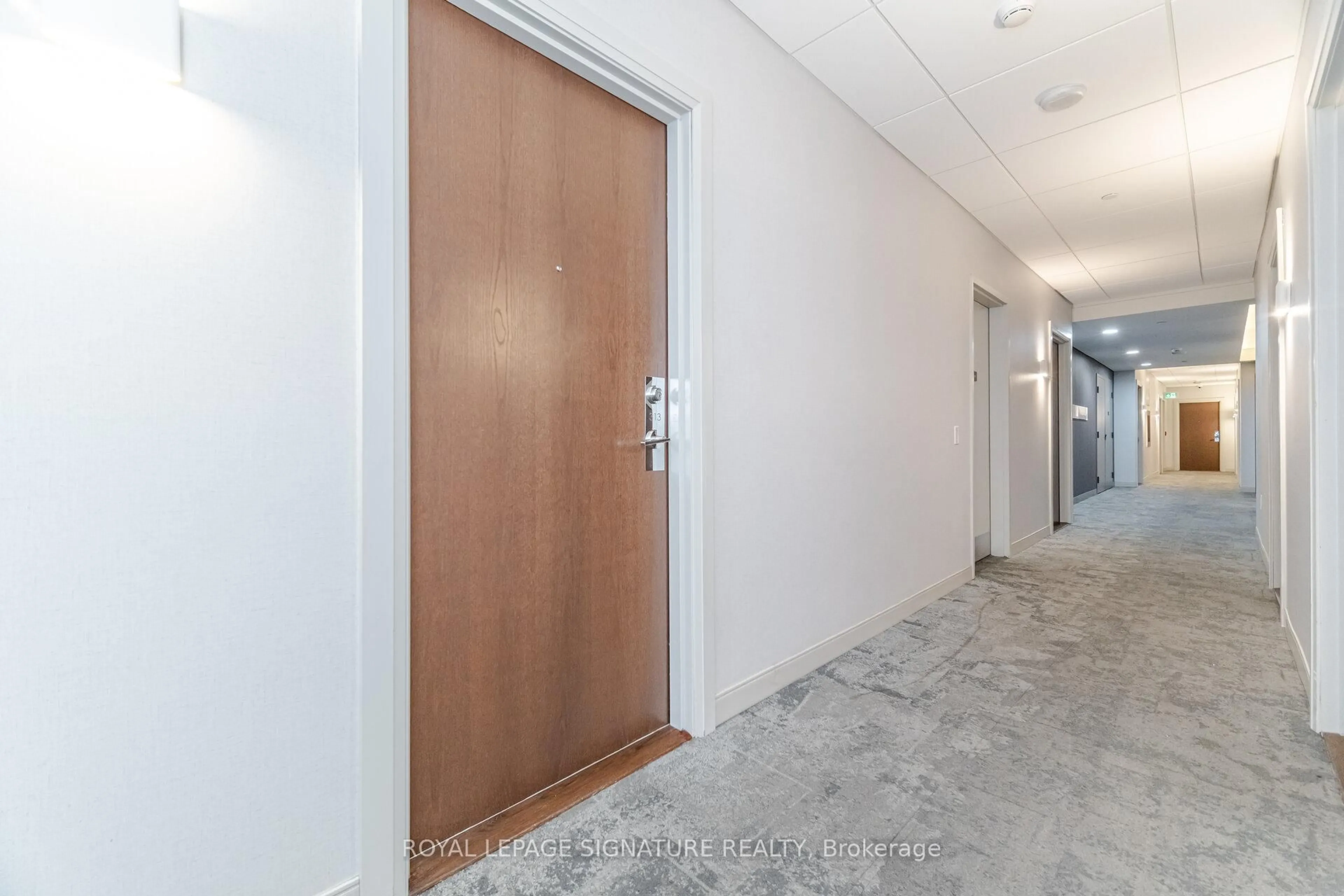 Indoor foyer for 2560 Eglinton Ave #313, Mississauga Ontario L5M 0Y3