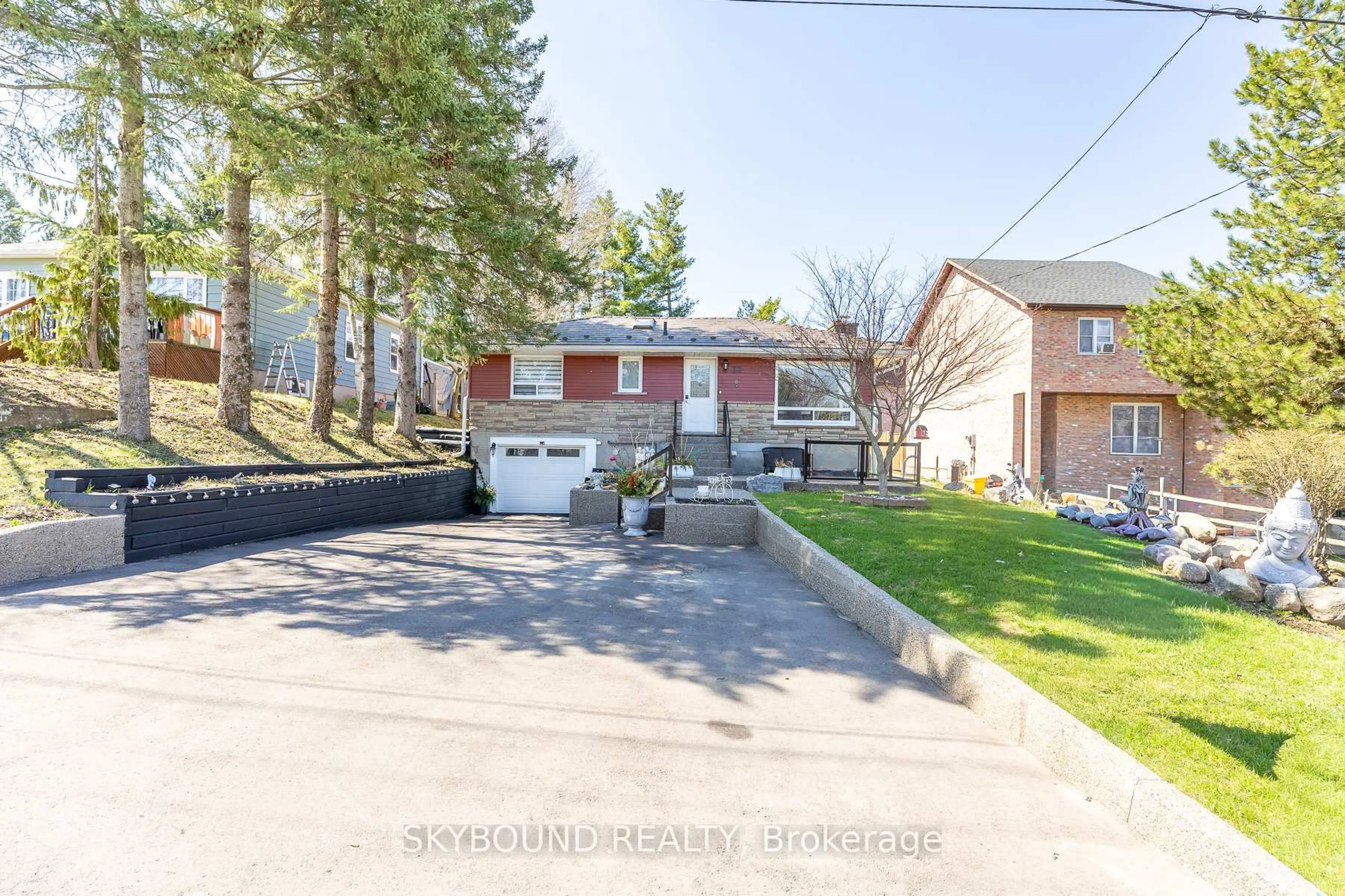 A pic from outside/outdoor area/front of a property/back of a property/a pic from drone, street for 32 Victoria Ave, Halton Hills Ontario L7J 1Y9