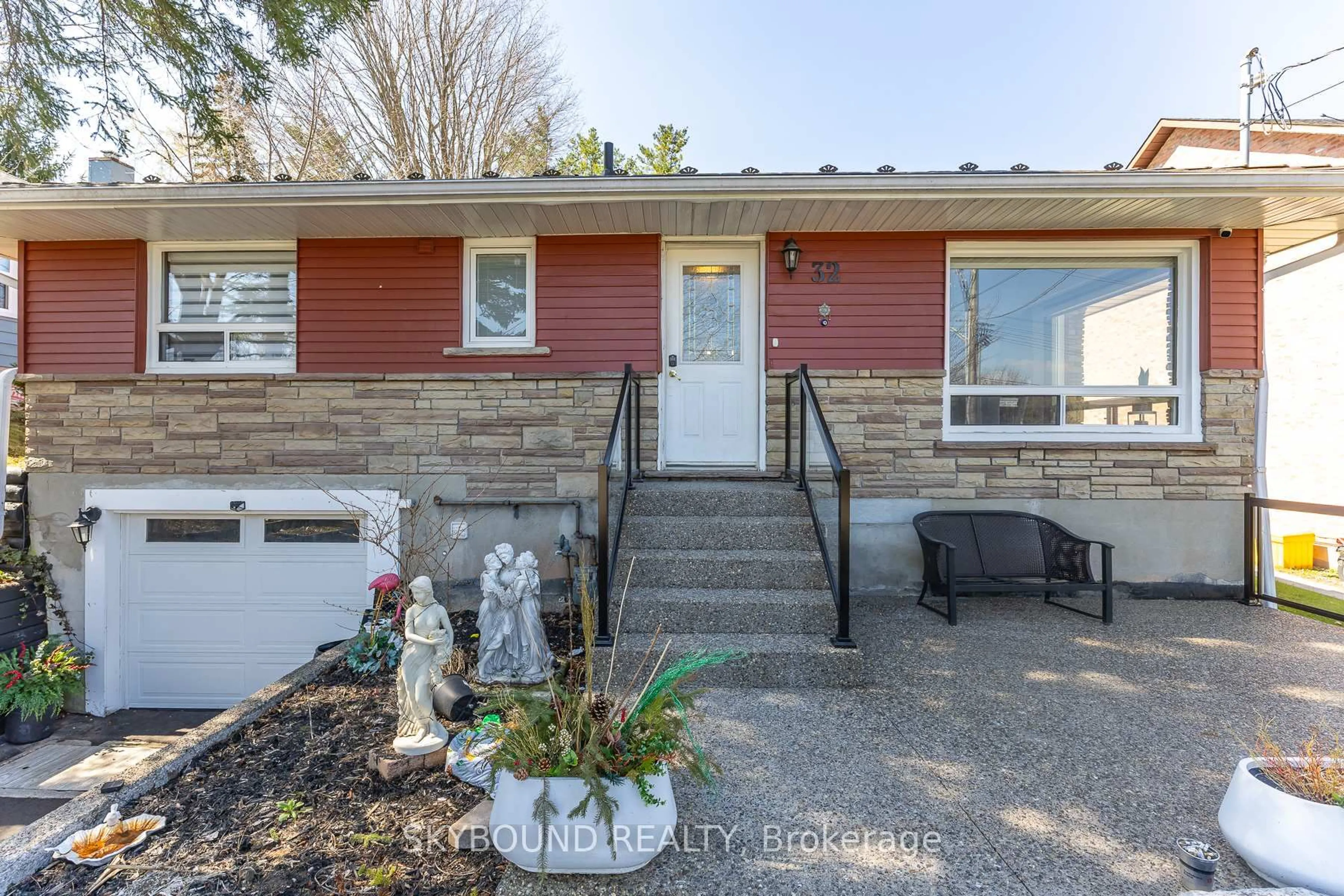 Home with brick exterior material, street for 32 Victoria Ave, Halton Hills Ontario L7J 1Y9