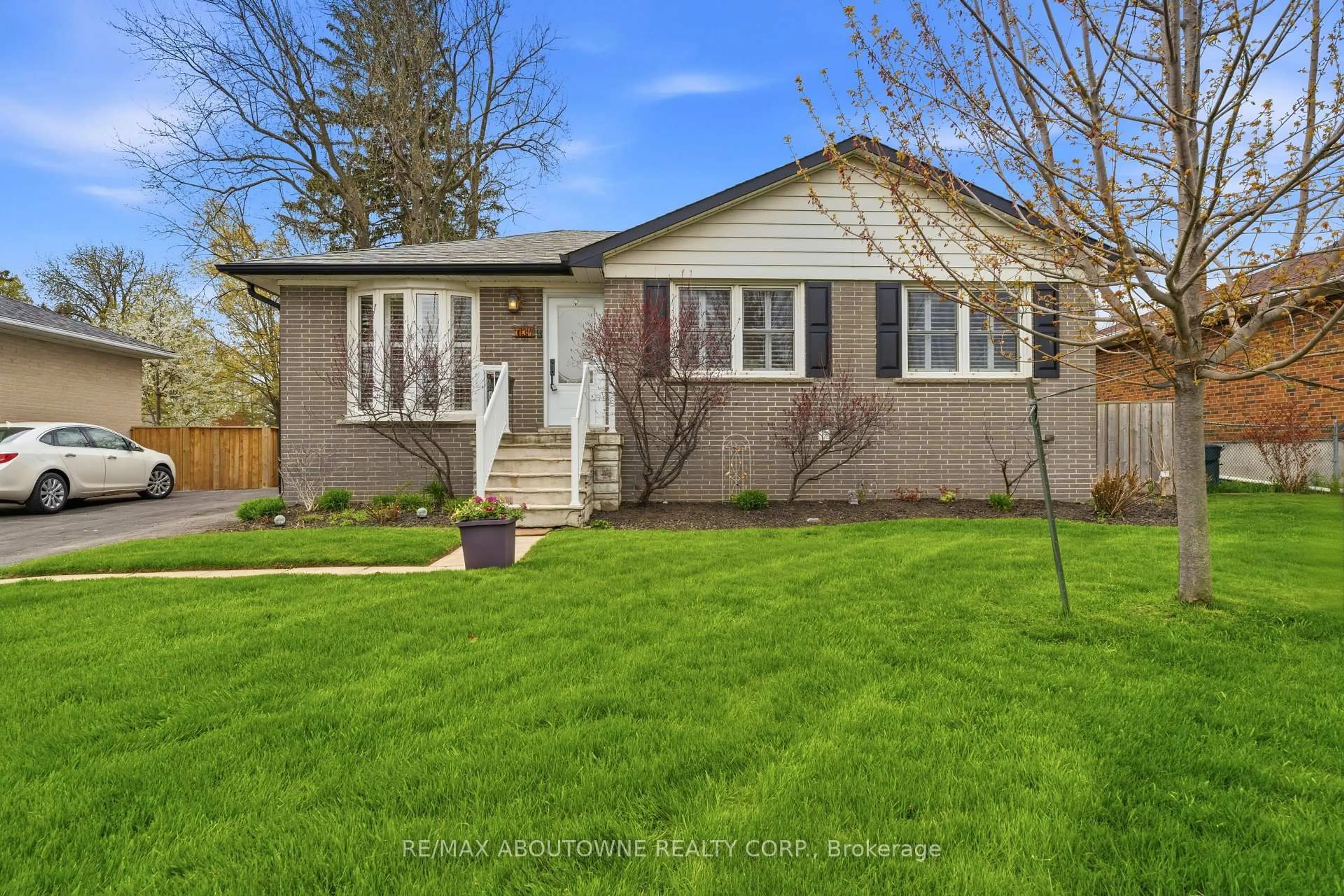 Home with vinyl exterior material, street for 134 Wakefield Rd, Milton Ontario L9T 2L9