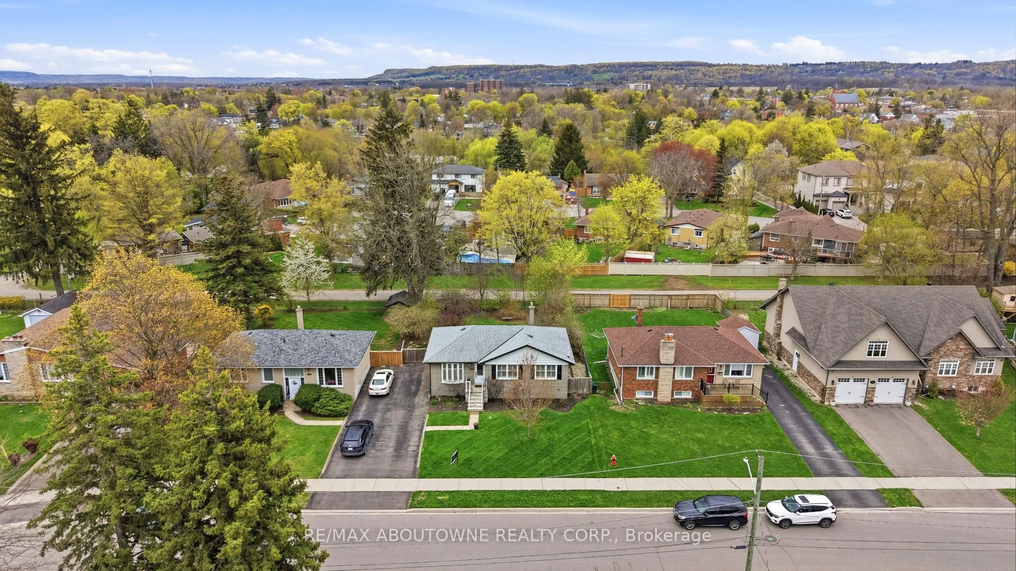 A pic from outside/outdoor area/front of a property/back of a property/a pic from drone, unknown for 134 Wakefield Rd, Milton Ontario L9T 2L9