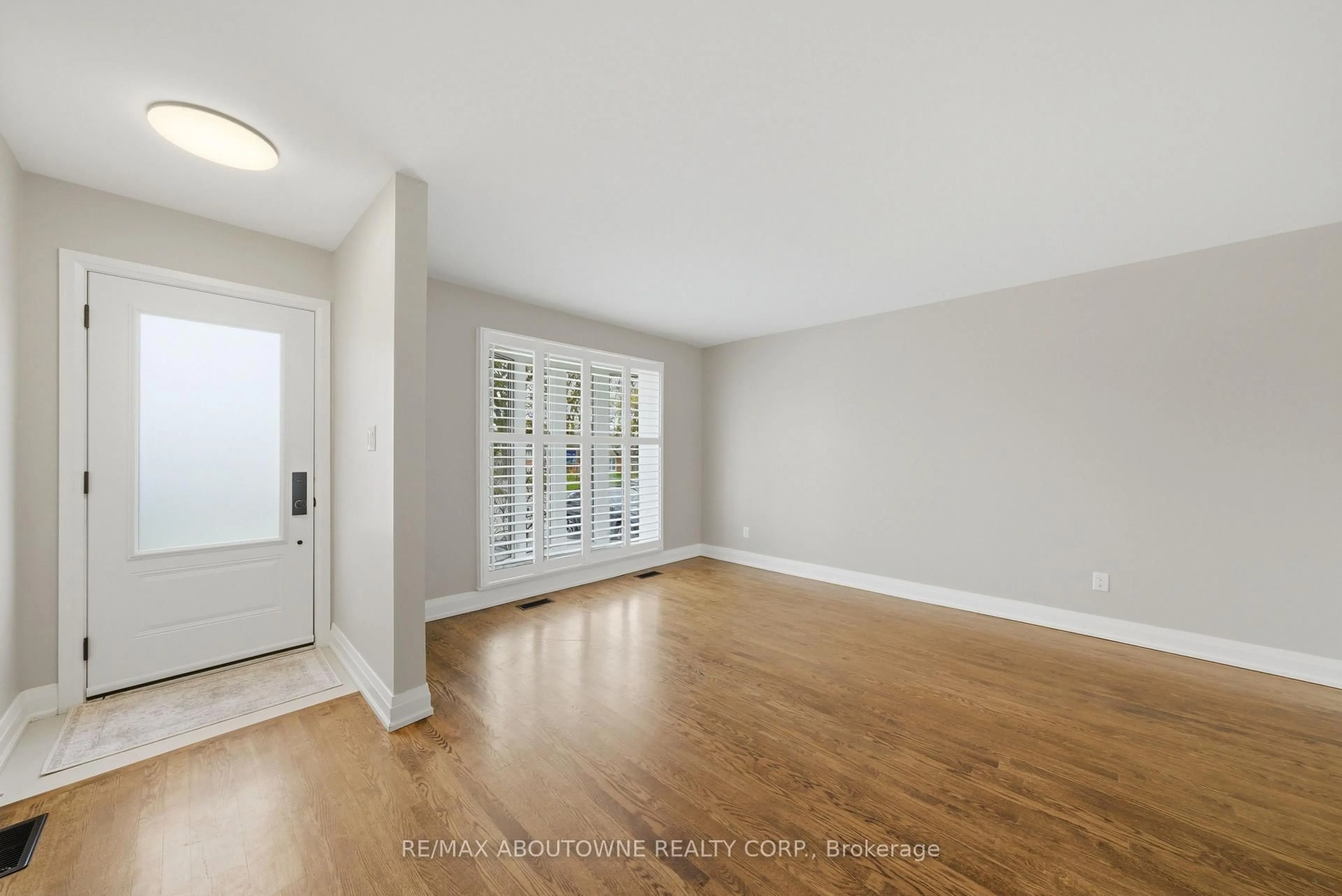 Indoor entryway for 134 Wakefield Rd, Milton Ontario L9T 2L9