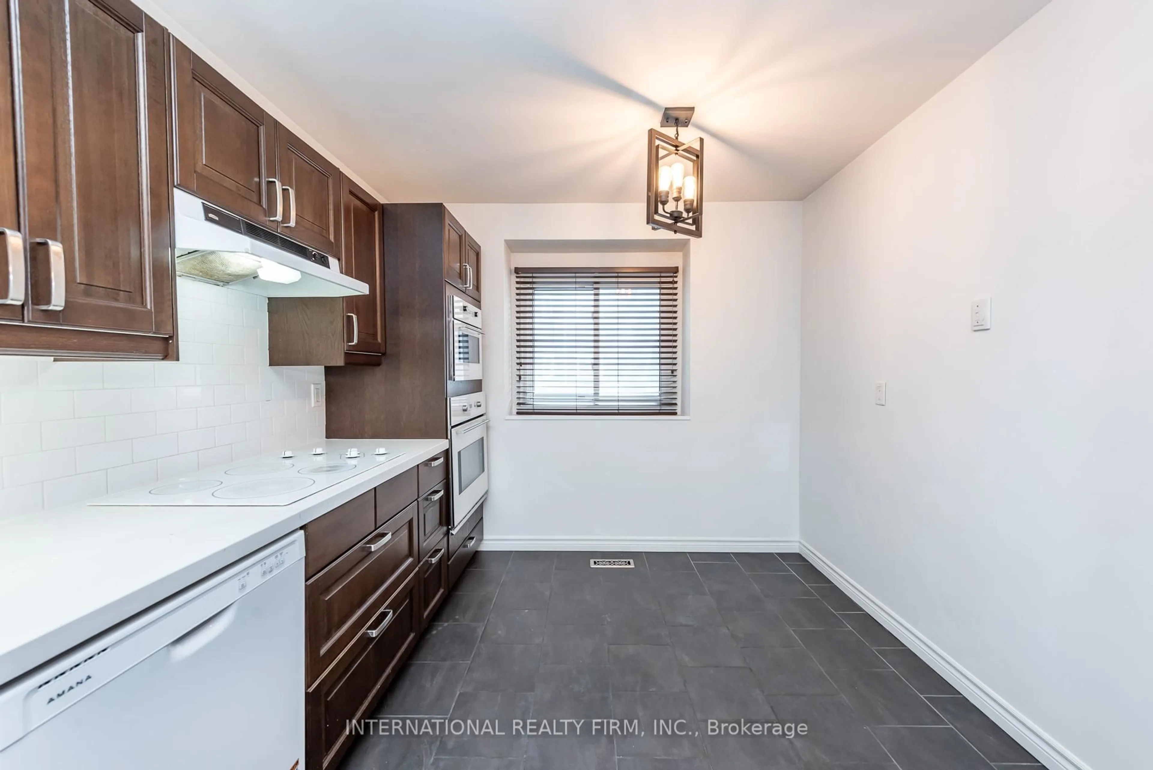 Standard kitchen, unknown for 6855 Glen Erin Dr #15, Mississauga Ontario L5N 1P6