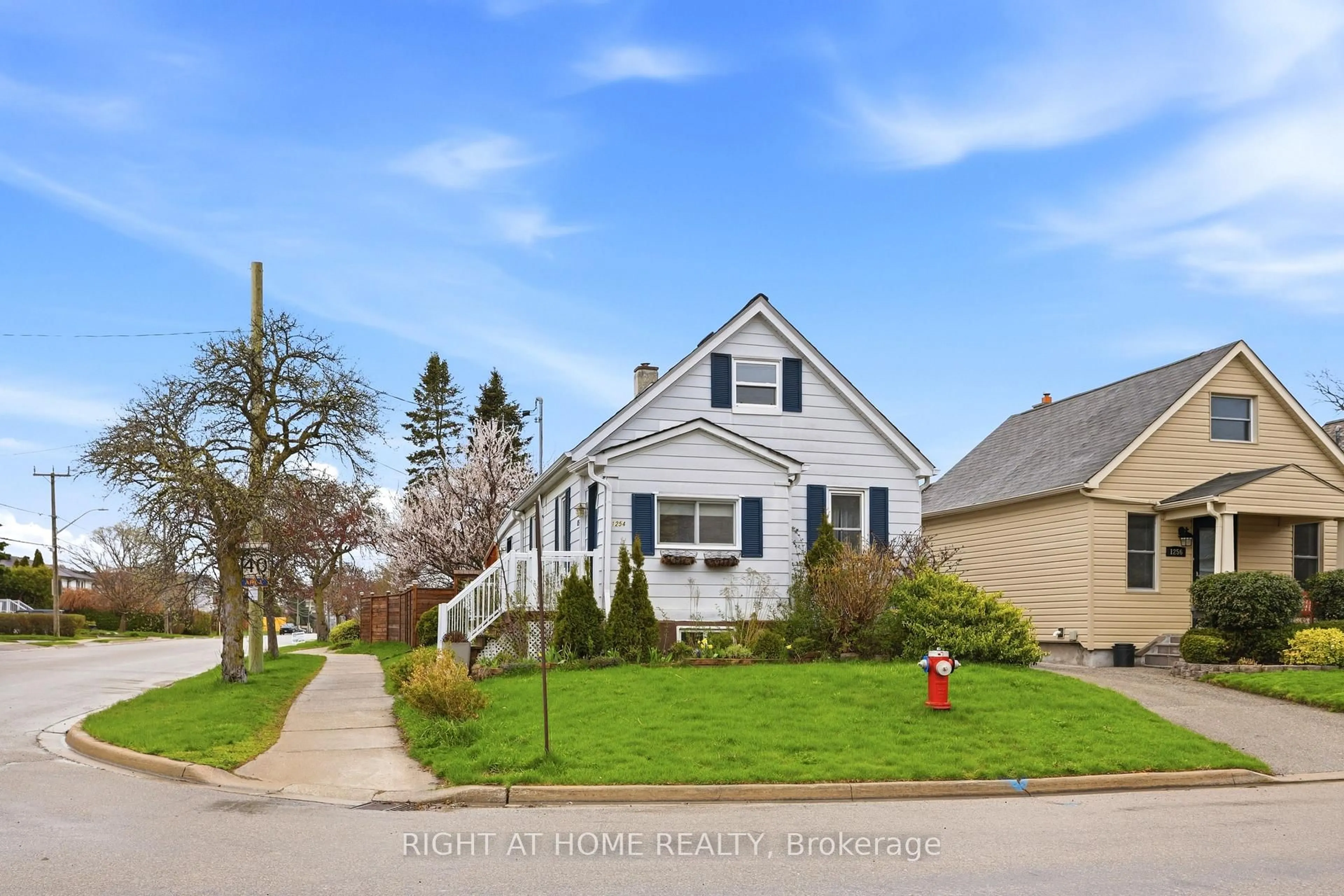 Home with vinyl exterior material, street for 1254 Meredith Ave, Mississauga Ontario L5E 2E5