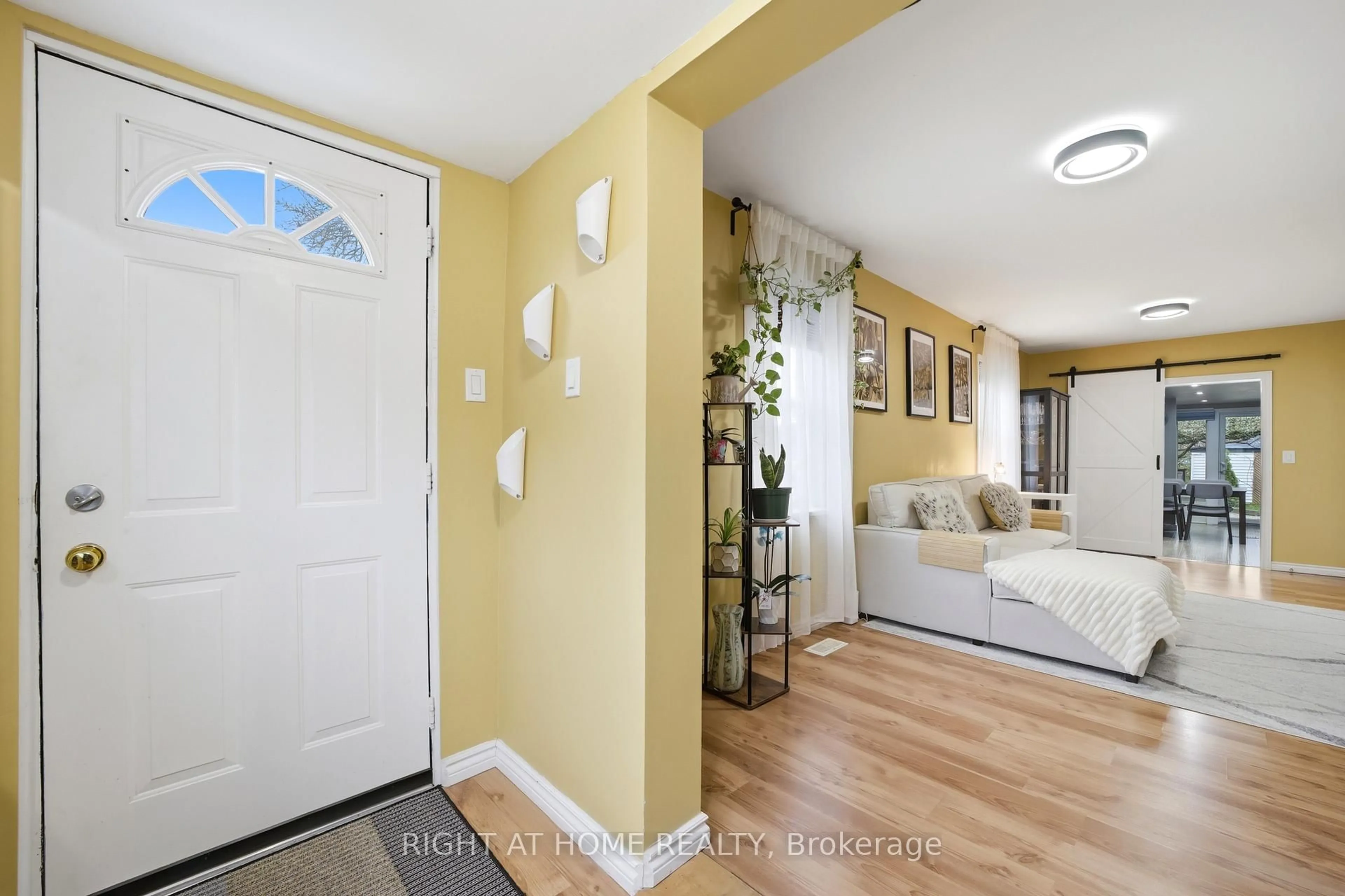 Indoor entryway for 1254 Meredith Ave, Mississauga Ontario L5E 2E5
