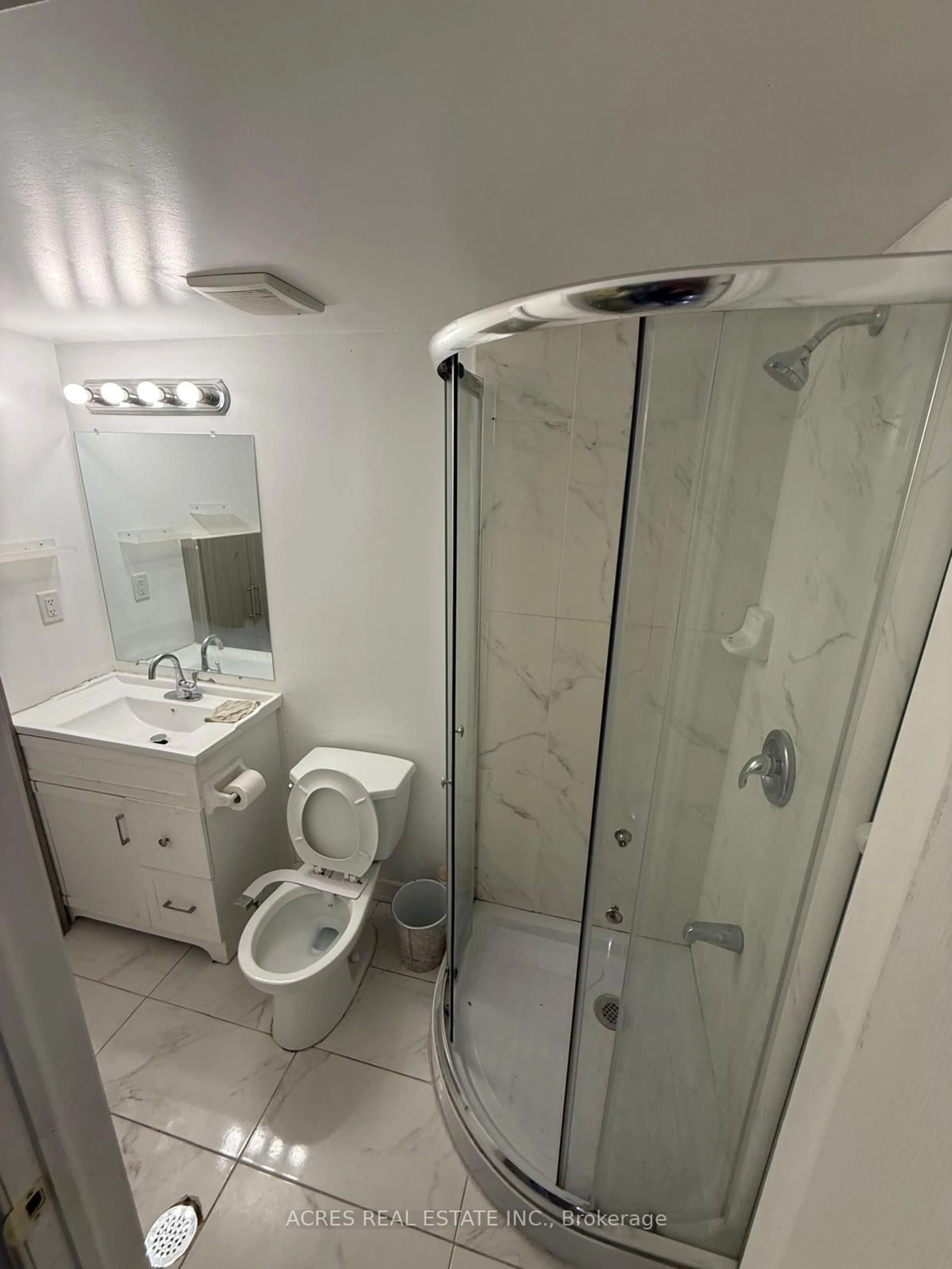 Standard bathroom, floor is not visible for 20 Gladeside Pl, Brampton Ontario L6S 1X3