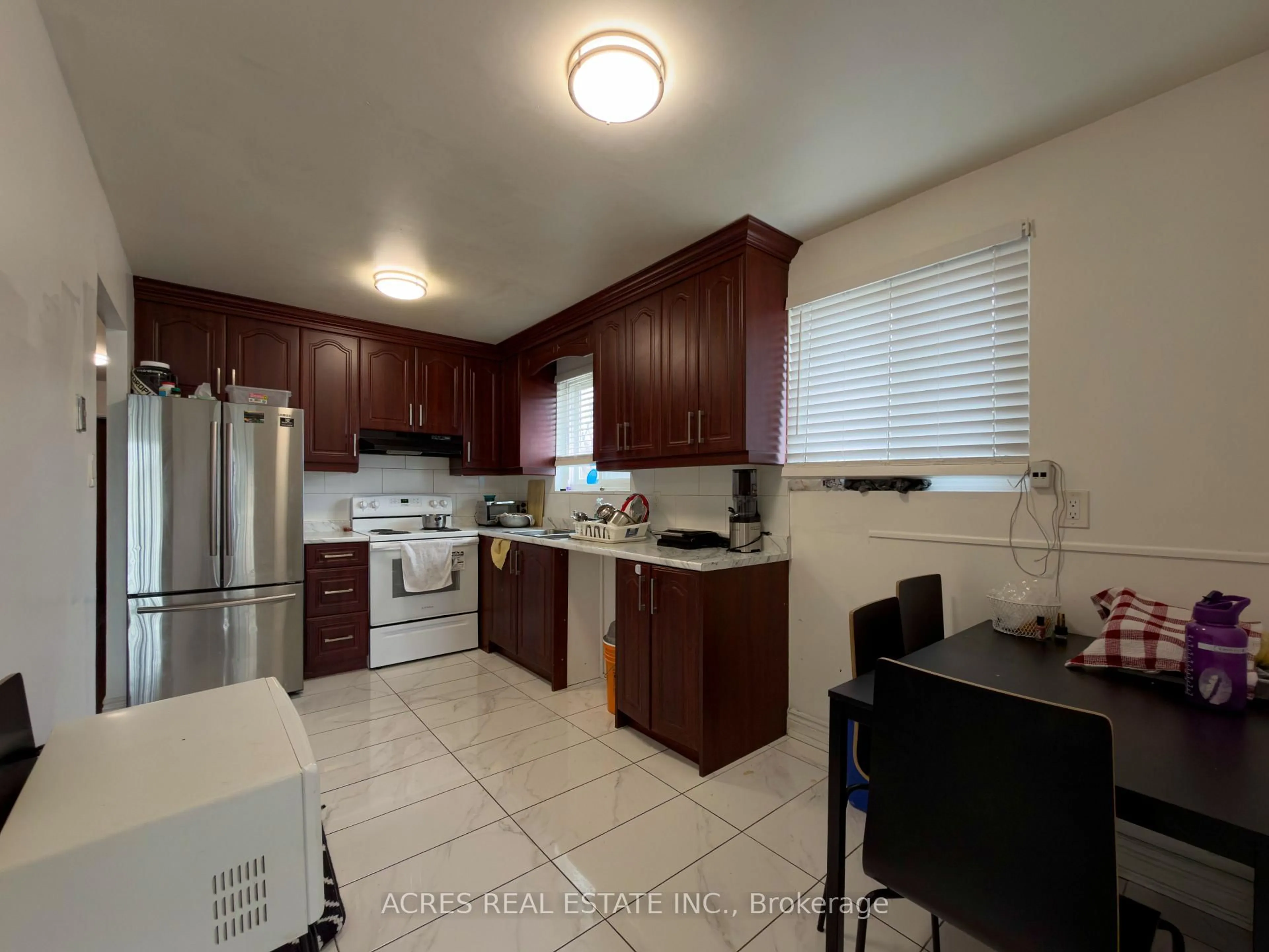 Standard kitchen, unknown for 20 Gladeside Pl, Brampton Ontario L6S 1X3
