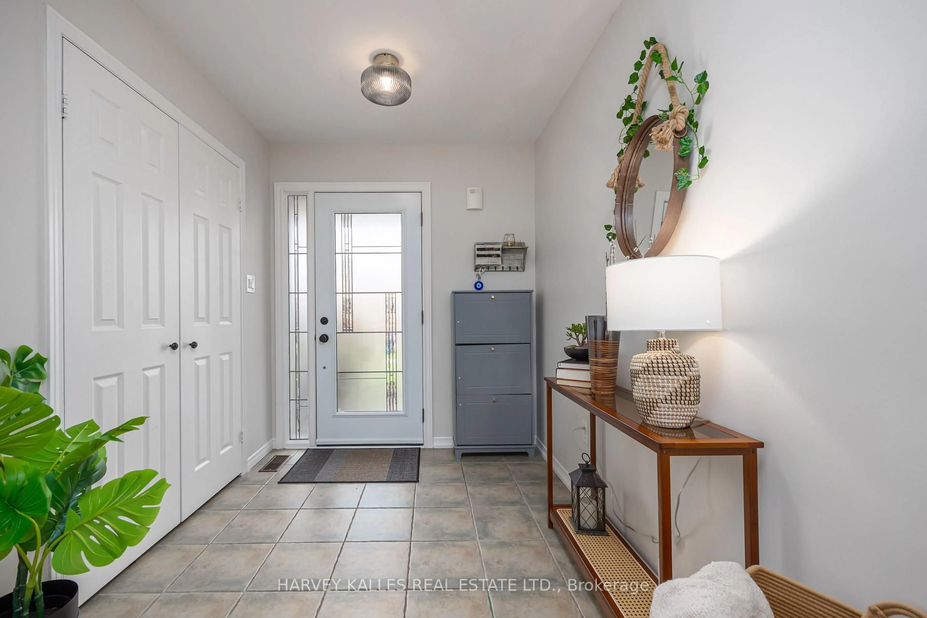 Indoor entryway for 4108 Kryzan Dr, Burlington Ontario L7M 4Z5