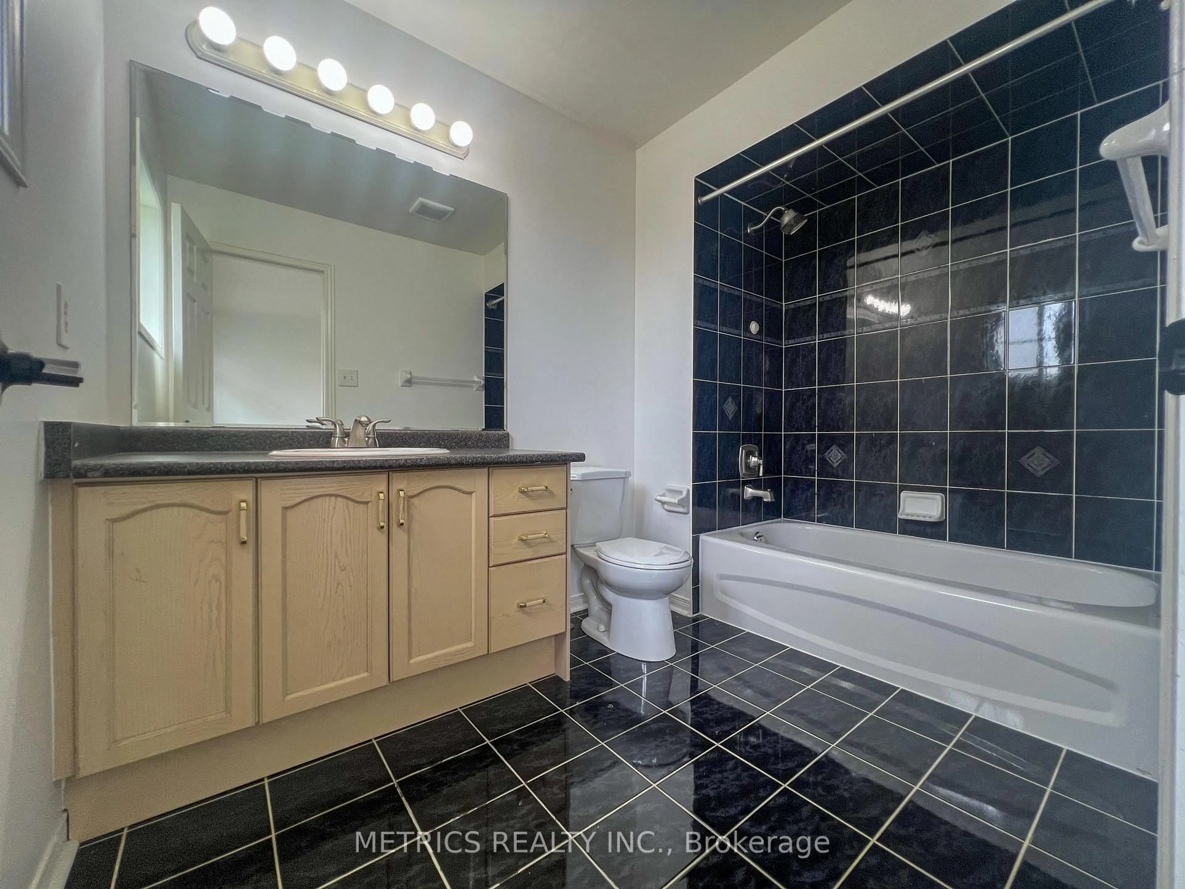 Standard bathroom, ceramic/tile floor for 55 Frank Johnston Rd, Caledon Ontario L7E 2L6