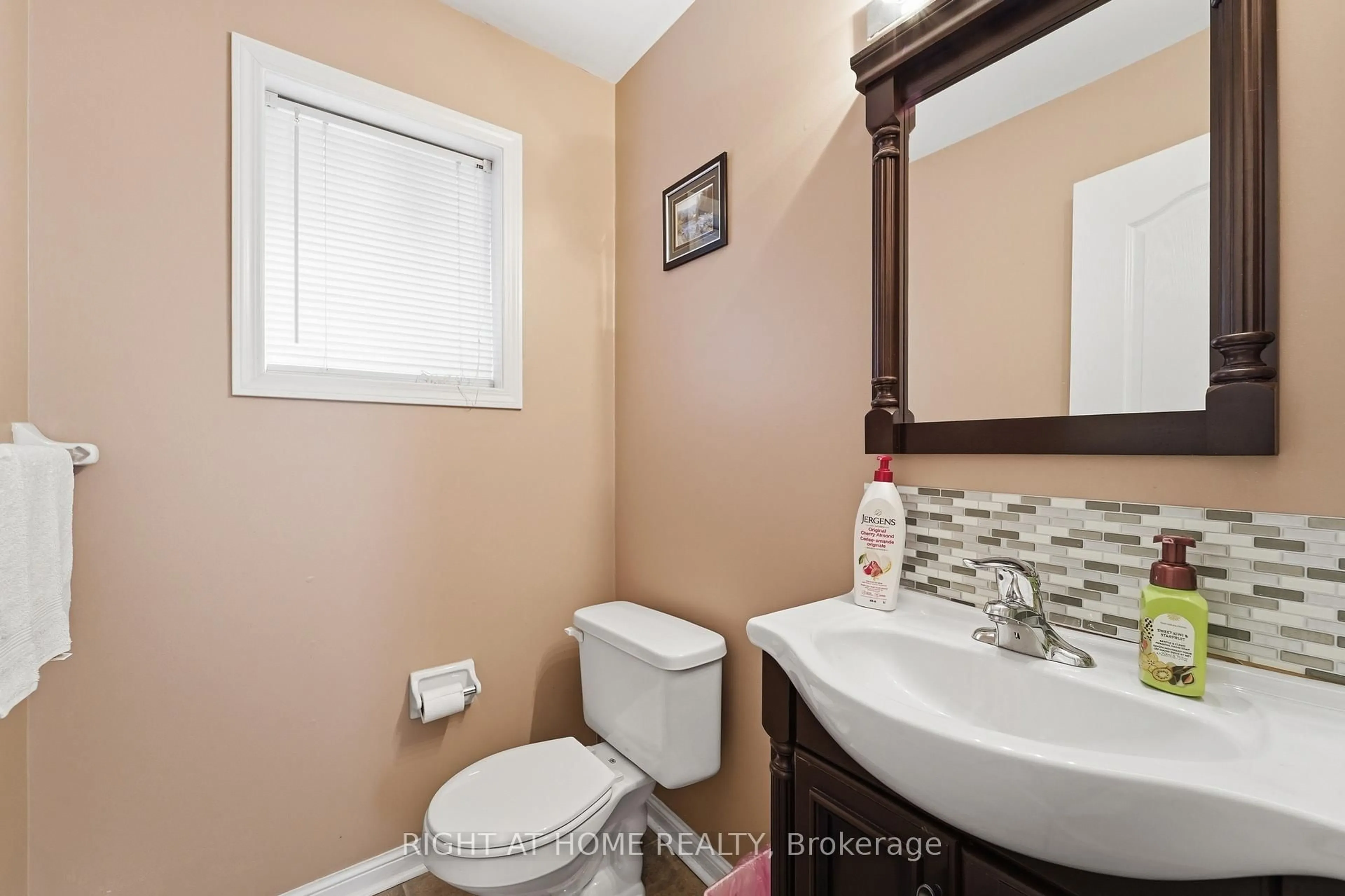 Standard bathroom, ceramic/tile floor for 83 Headwater Rd, Caledon Ontario L7E 2W4