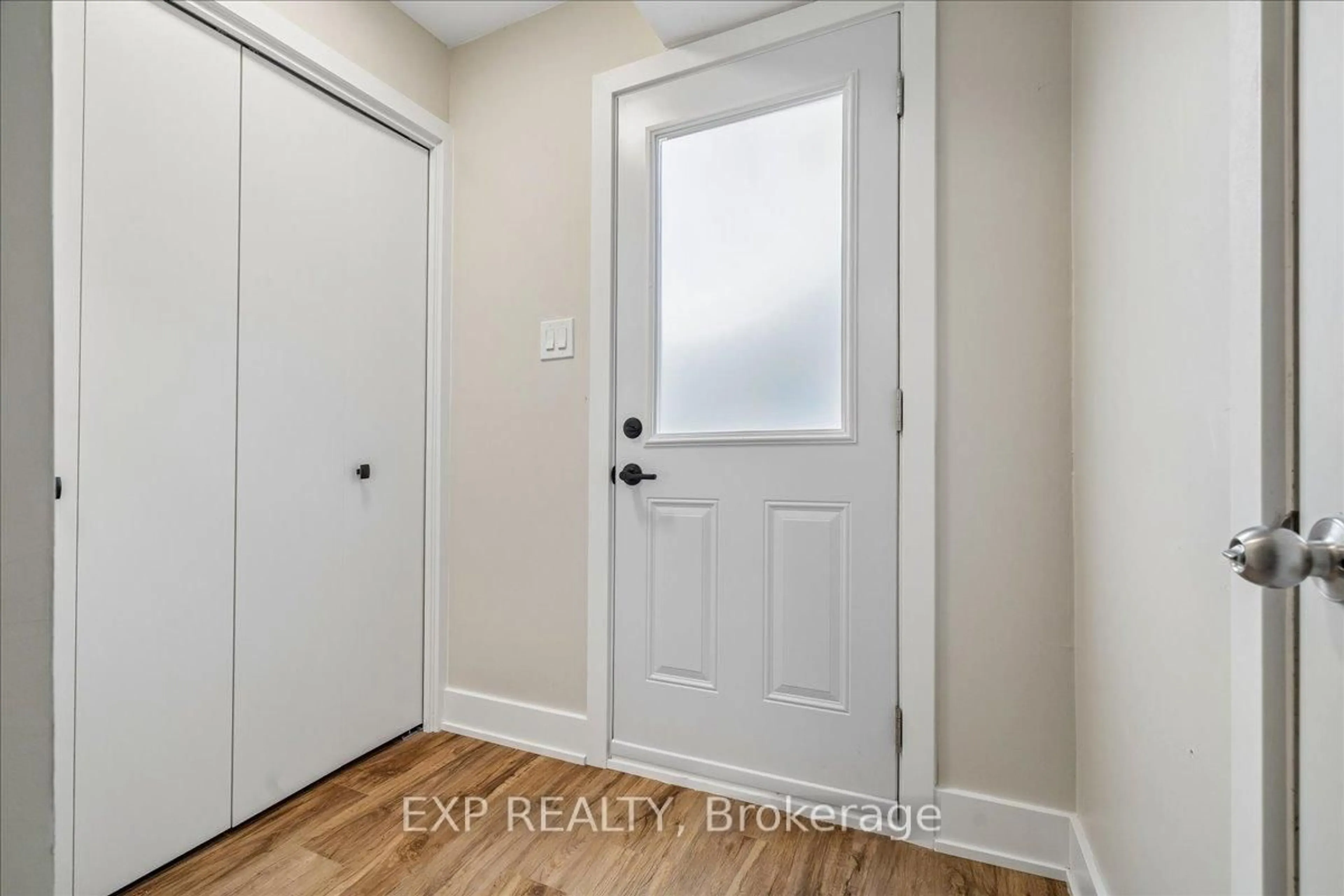 Indoor entryway for 5878 Montevideo Rd #2, Mississauga Ontario L5N 2V5