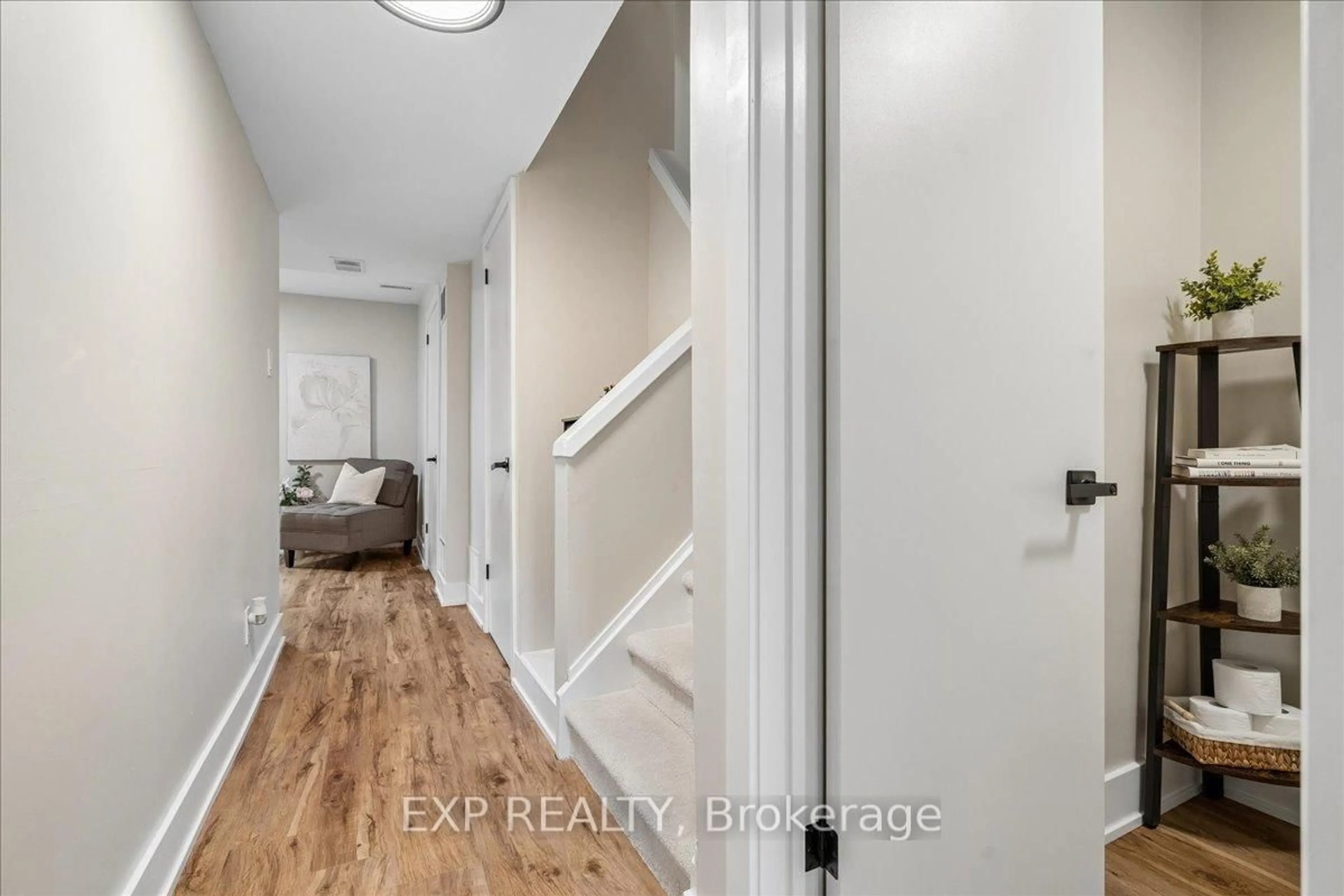 Indoor entryway for 5878 Montevideo Rd #2, Mississauga Ontario L5N 2V5