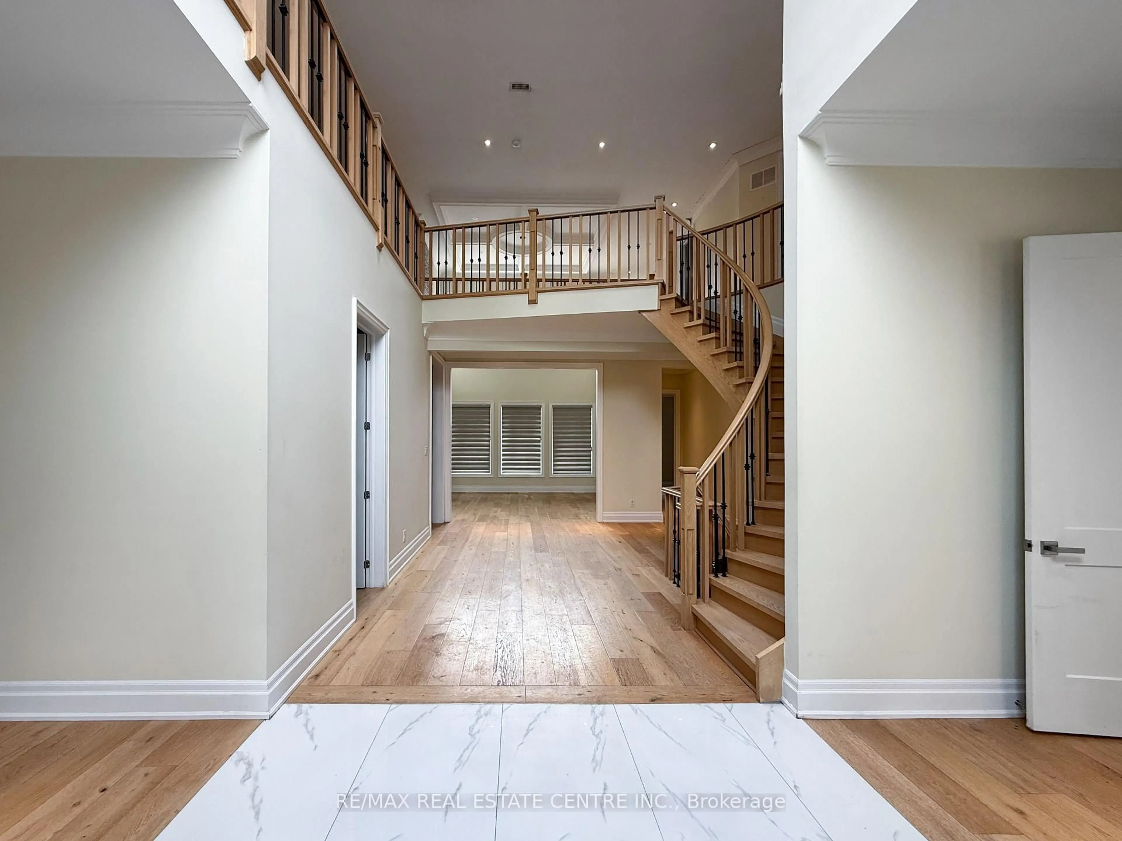 Indoor foyer for 20174 Kennedy Rd, Caledon Ontario L7K 1Y3