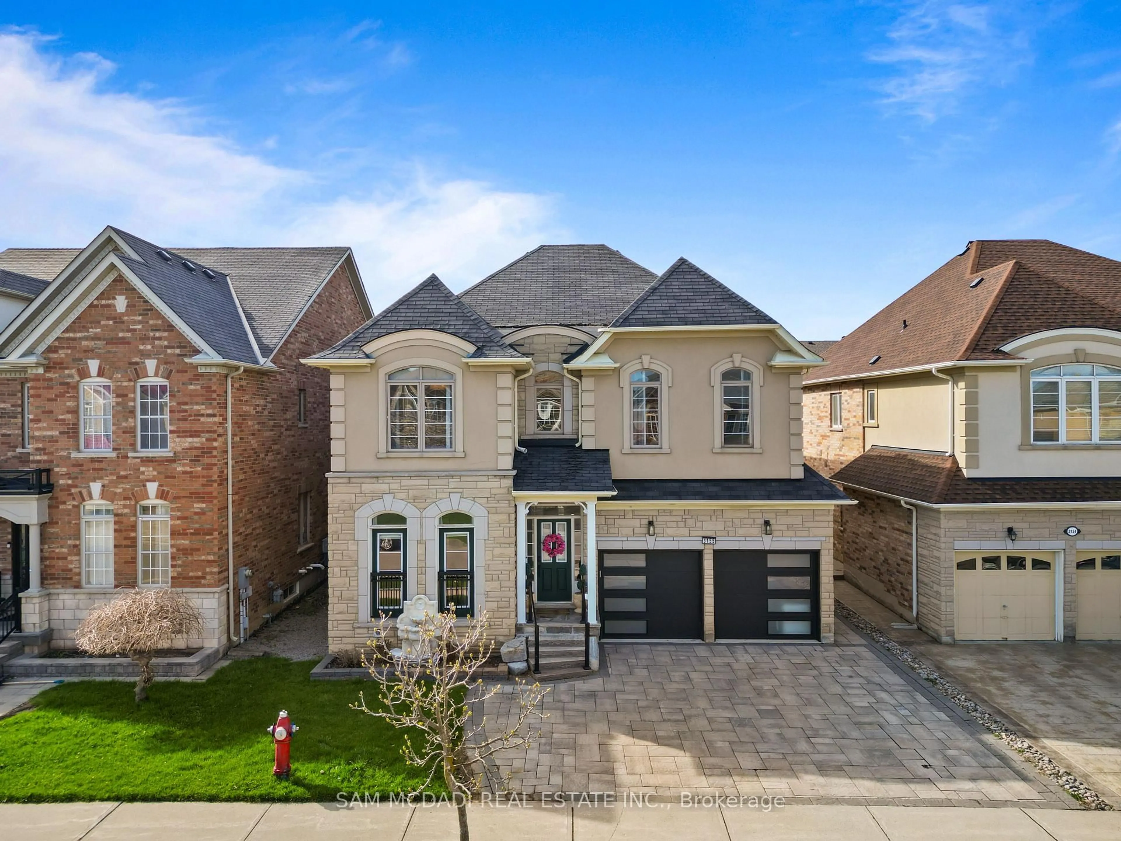 A pic from outside/outdoor area/front of a property/back of a property/a pic from drone, street for 3155 Seabright Dr, Mississauga Ontario L5M 0B4