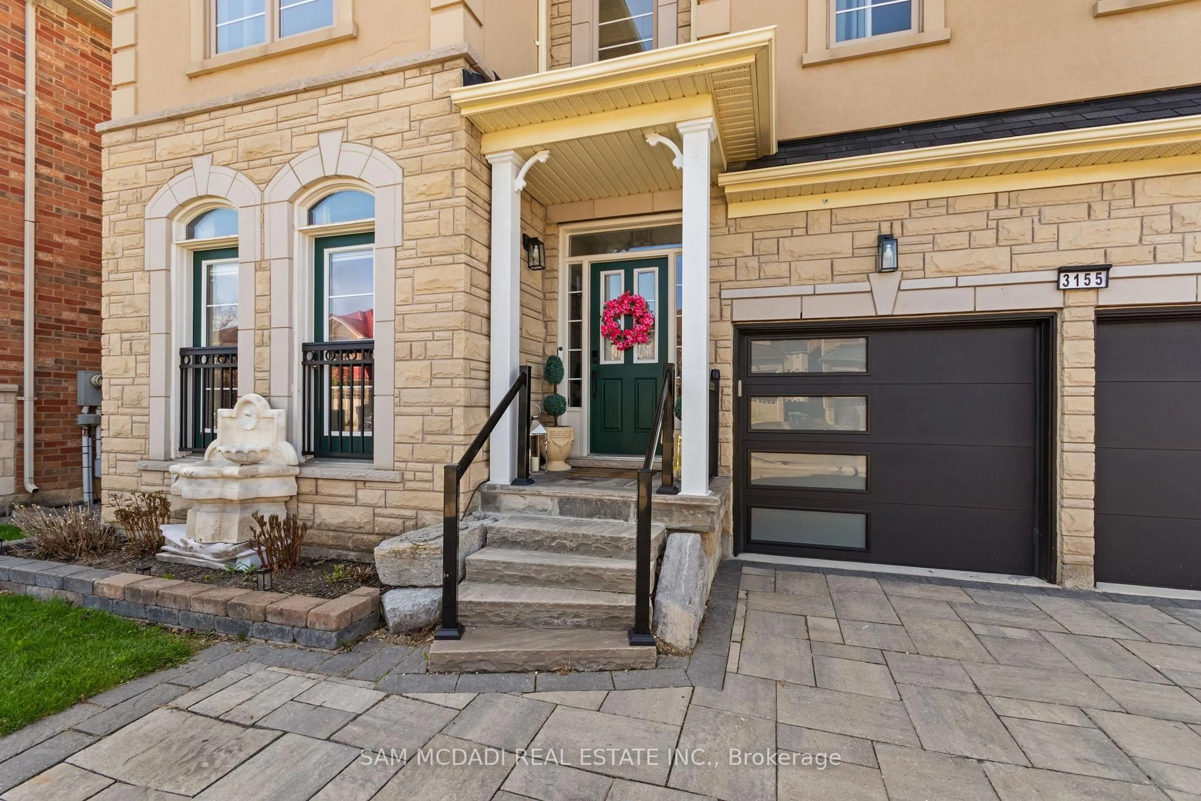 Indoor entryway for 3155 Seabright Dr, Mississauga Ontario L5M 0B4