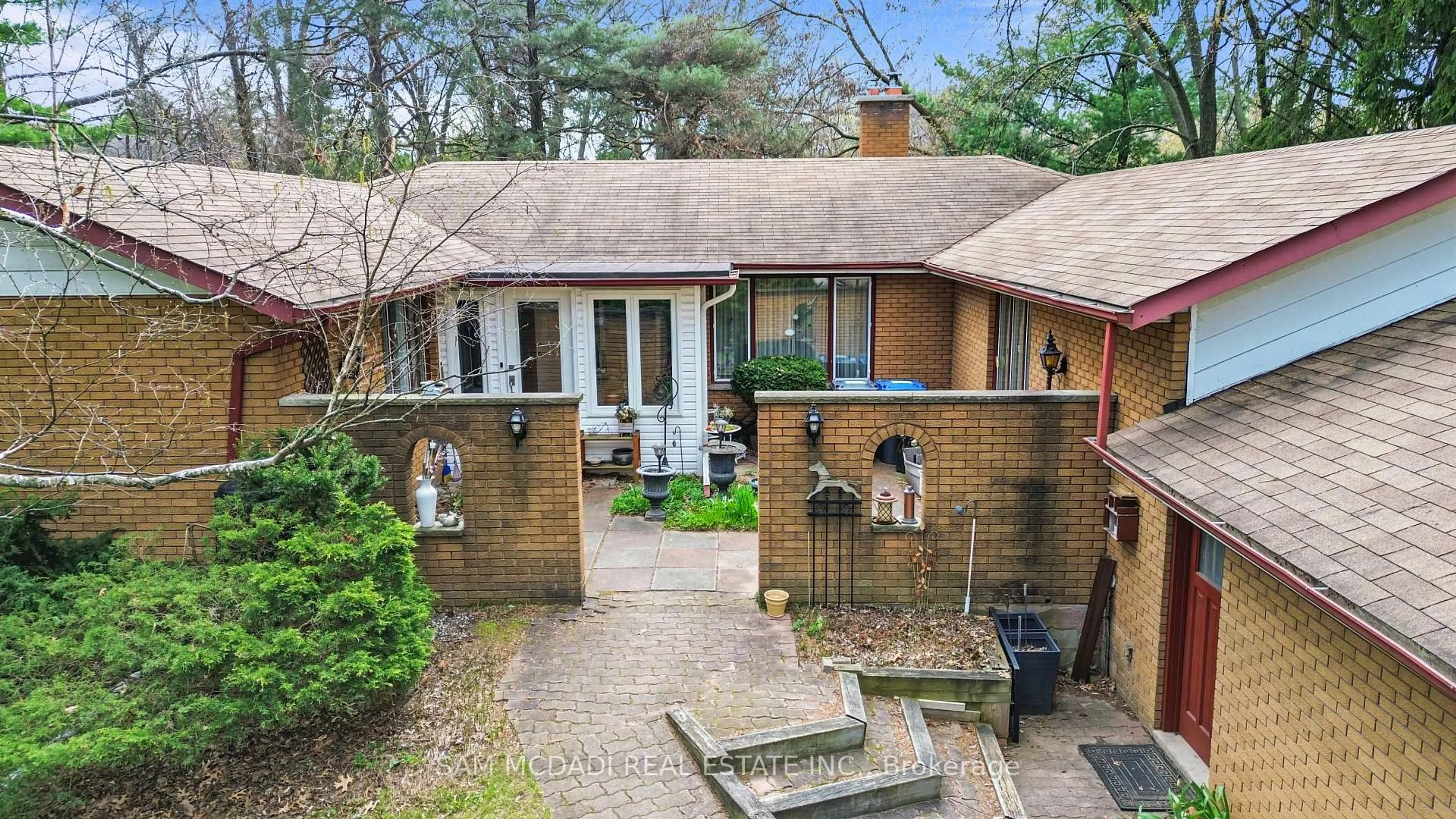 A pic from outside/outdoor area/front of a property/back of a property/a pic from drone, street for 1484 Indian Rd, Mississauga Ontario L5H 1S7