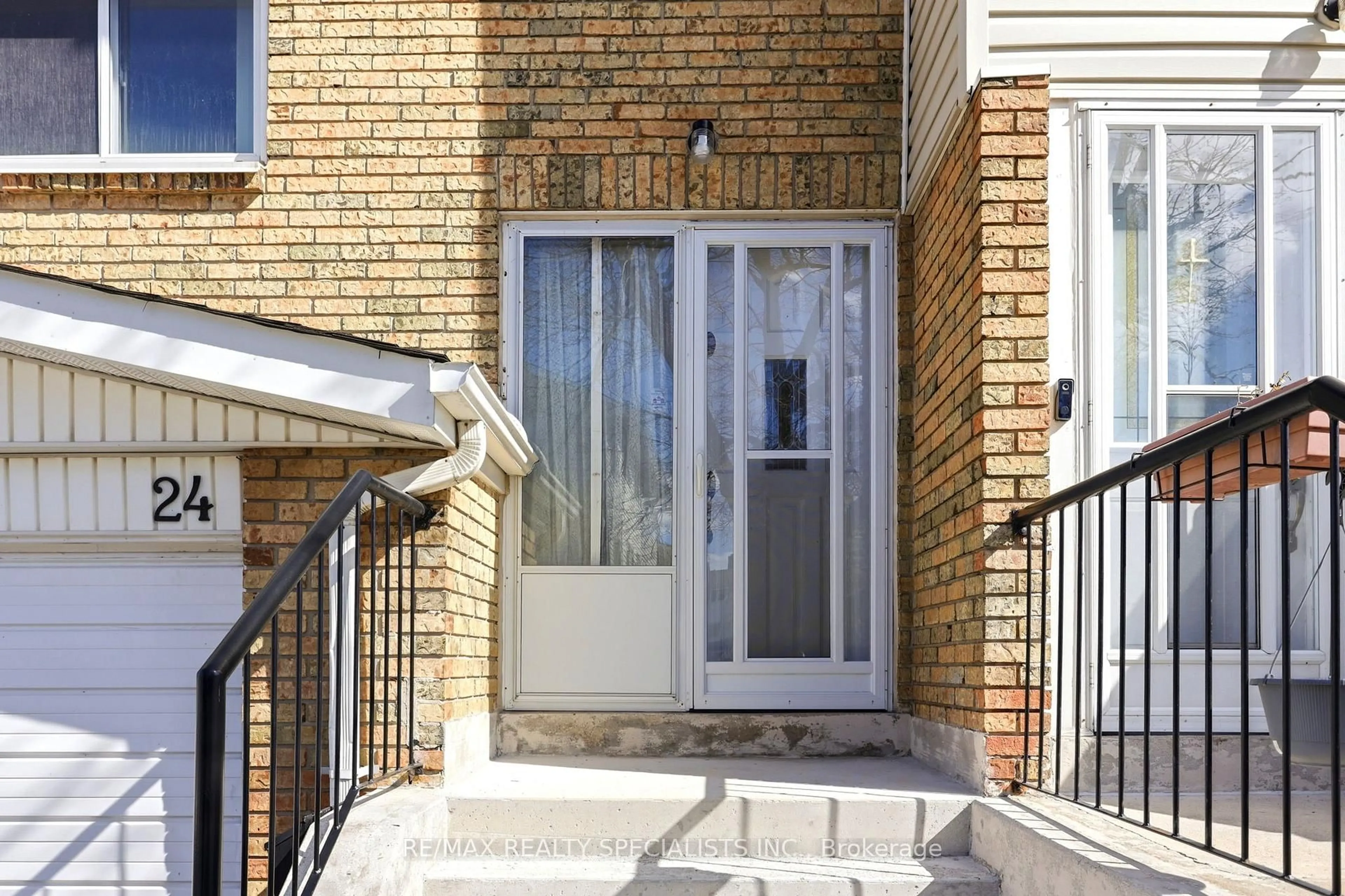 Unknown for 24 Lincoln Crt, Brampton Ontario L6T 3Z2