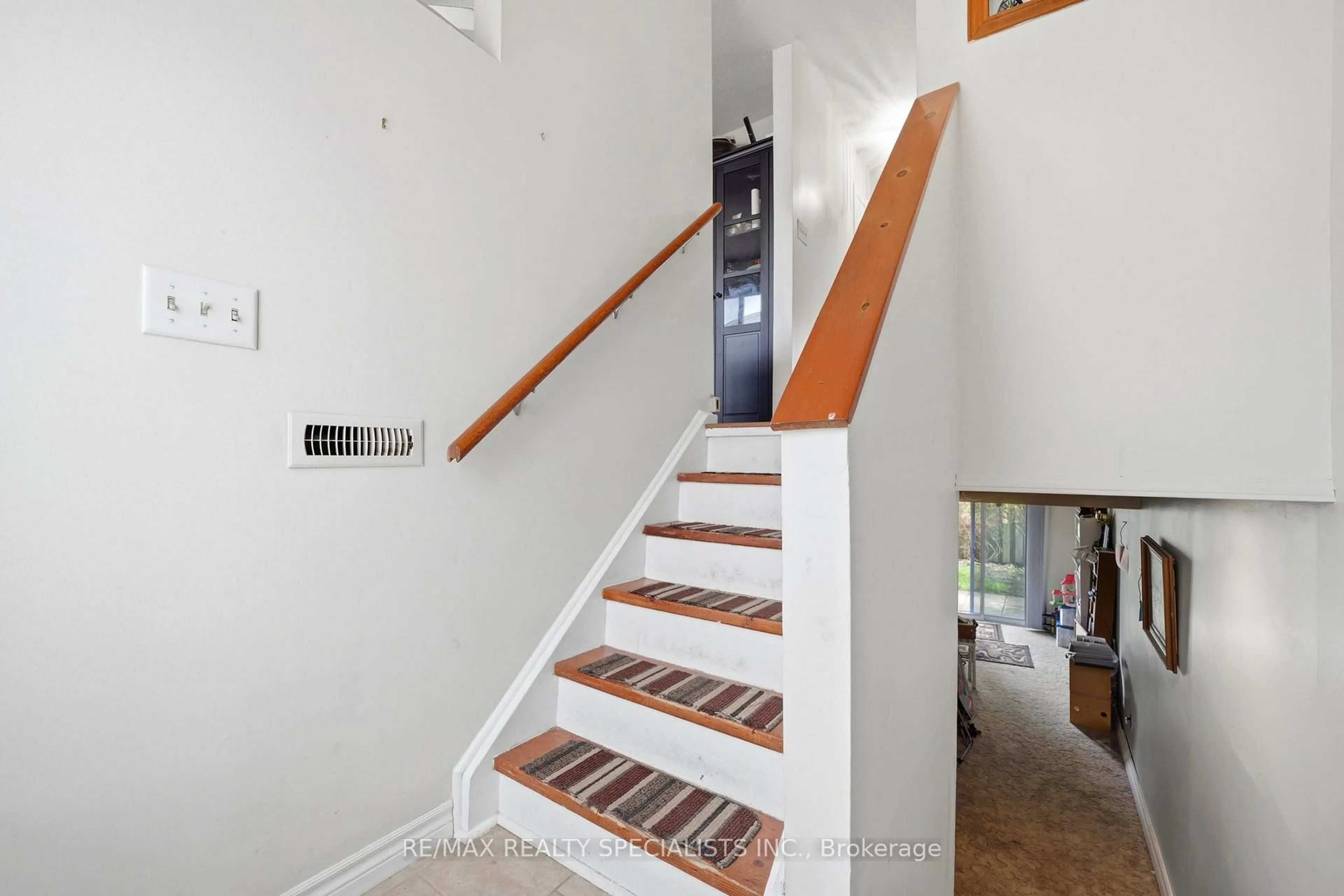 Stairs for 24 Lincoln Crt, Brampton Ontario L6T 3Z2