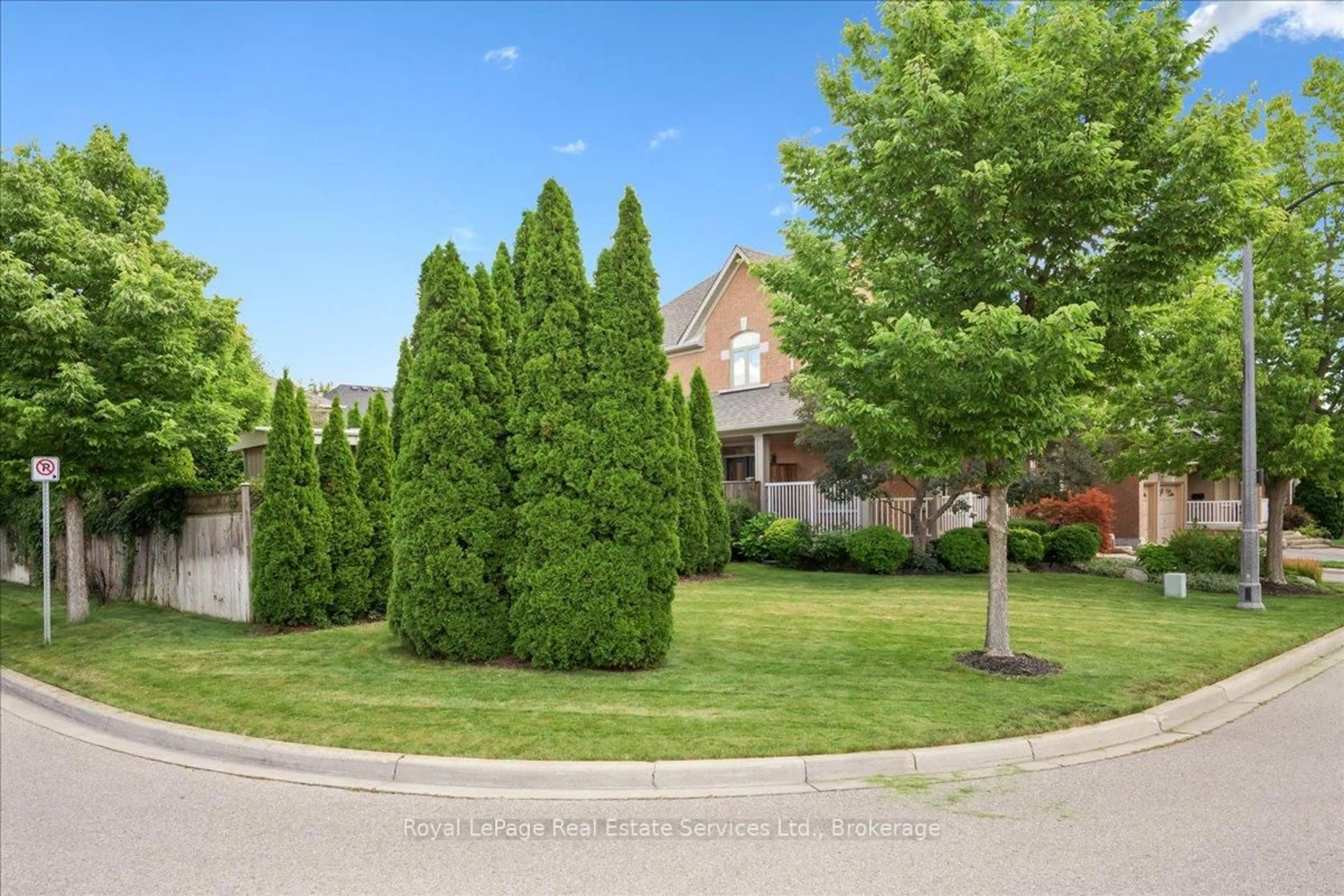 A pic from outside/outdoor area/front of a property/back of a property/a pic from drone, street for 2310 Briargrove Circ, Oakville Ontario L6M 5A5