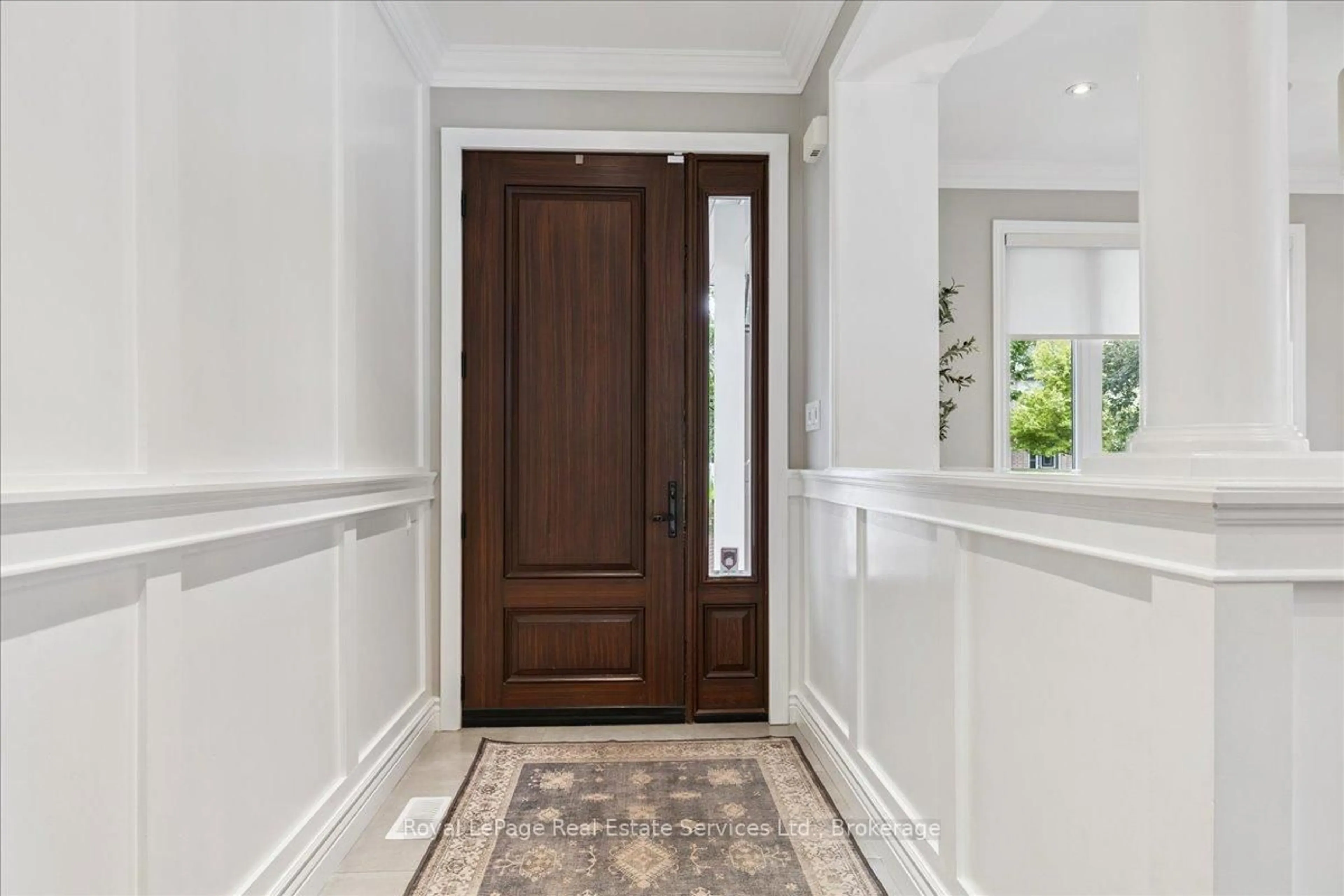 Indoor entryway for 2310 Briargrove Circ, Oakville Ontario L6M 5A5